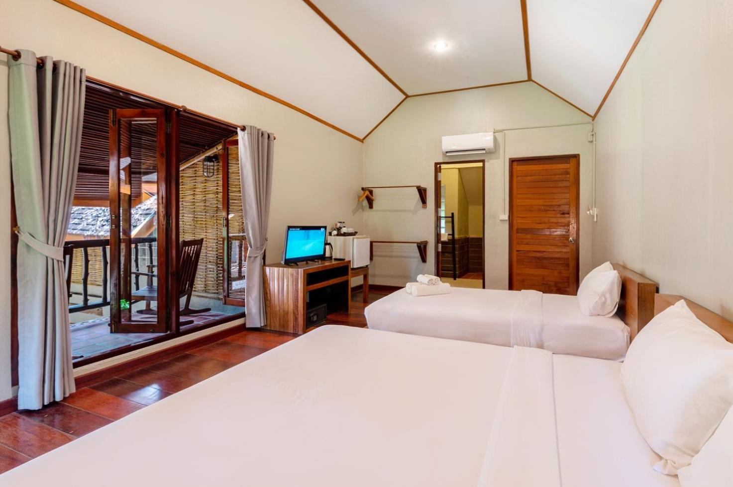 Pool view room photo 2