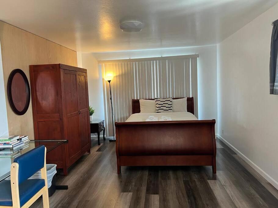 Queen Room with Shared Bathroom photo 1