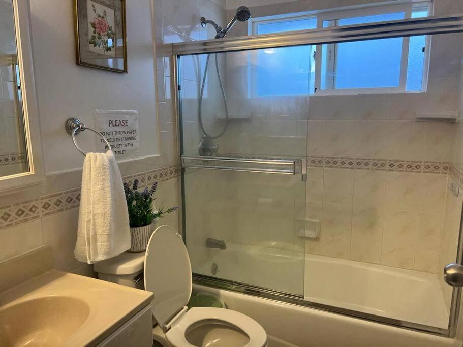 Queen Room with Shared Bathroom photo 3