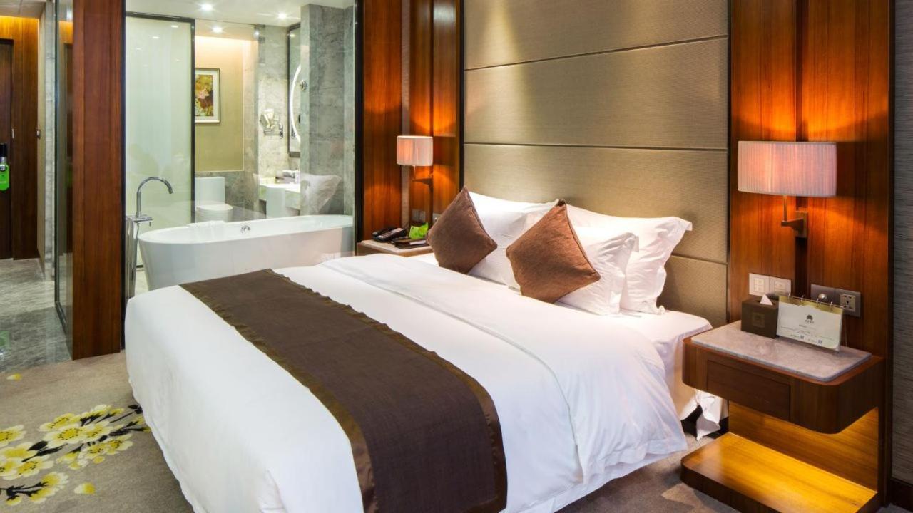 Executive King Room with Bathtub