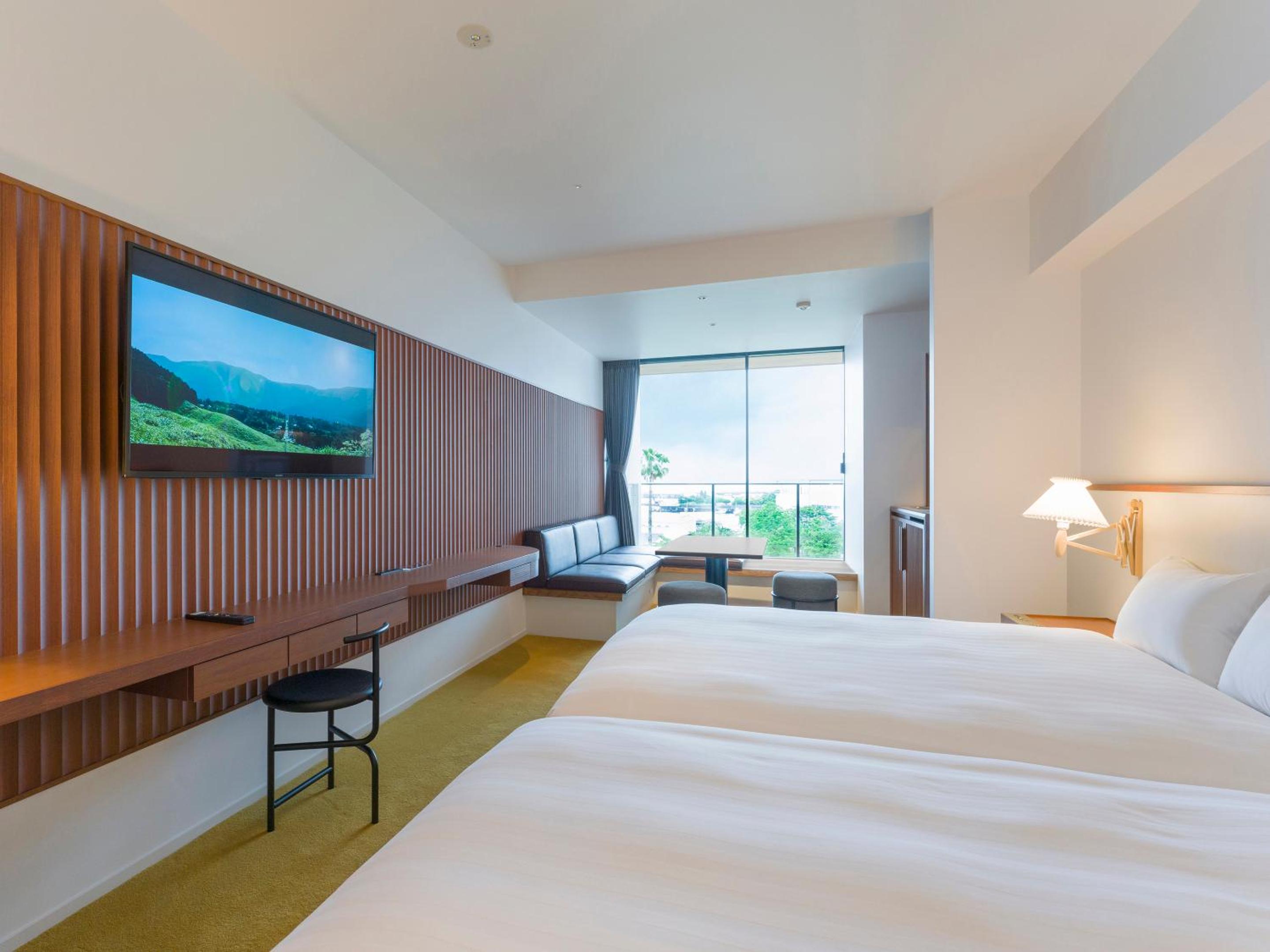 2 Double Beds Room, No-pets allowed, 1off-site parking lot - Photo 1
