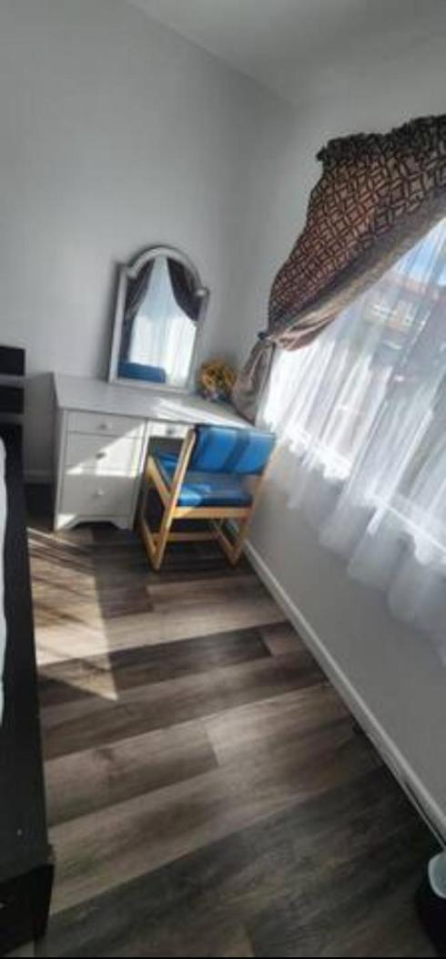 Queen Room with Shared Bathroom photo 3