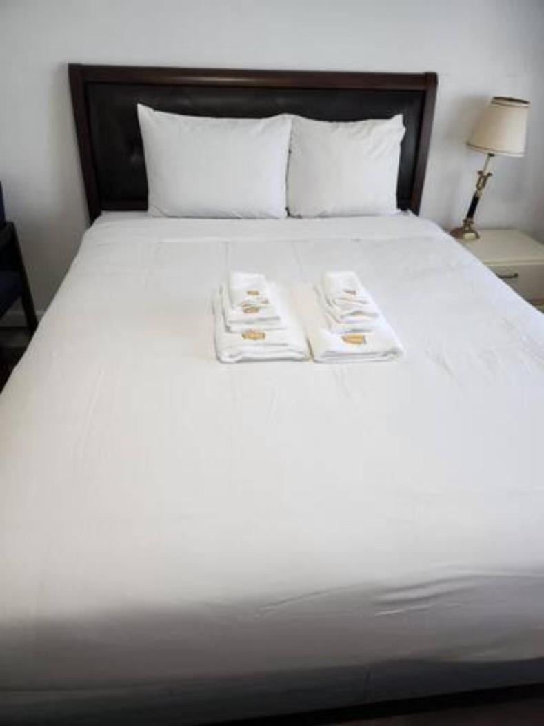Queen Room with Shared Bathroom photo 1