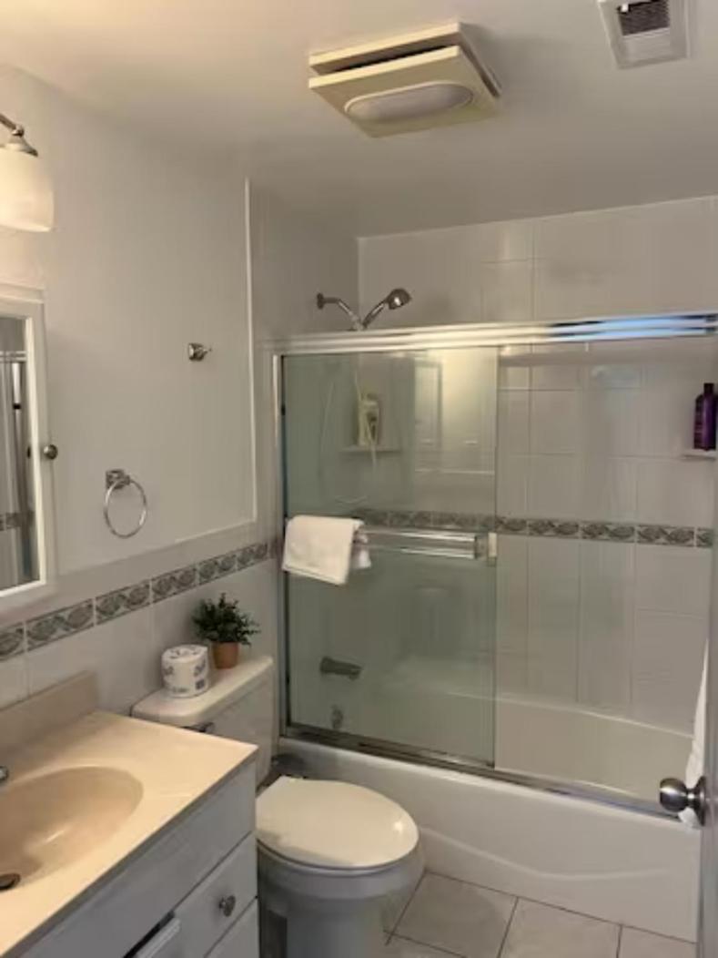 Queen Room with Shared Bathroom photo 3