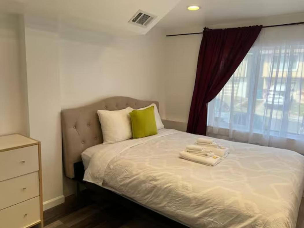 Queen Room with Shared Bathroom photo 1