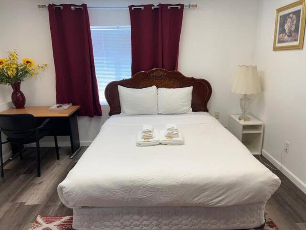 Queen Room with Shared Bathroom photo 2