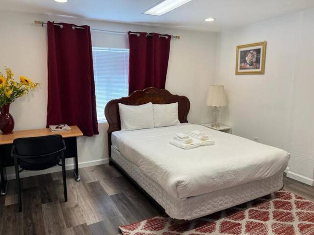 Queen Room with Shared Bathroom photo 1