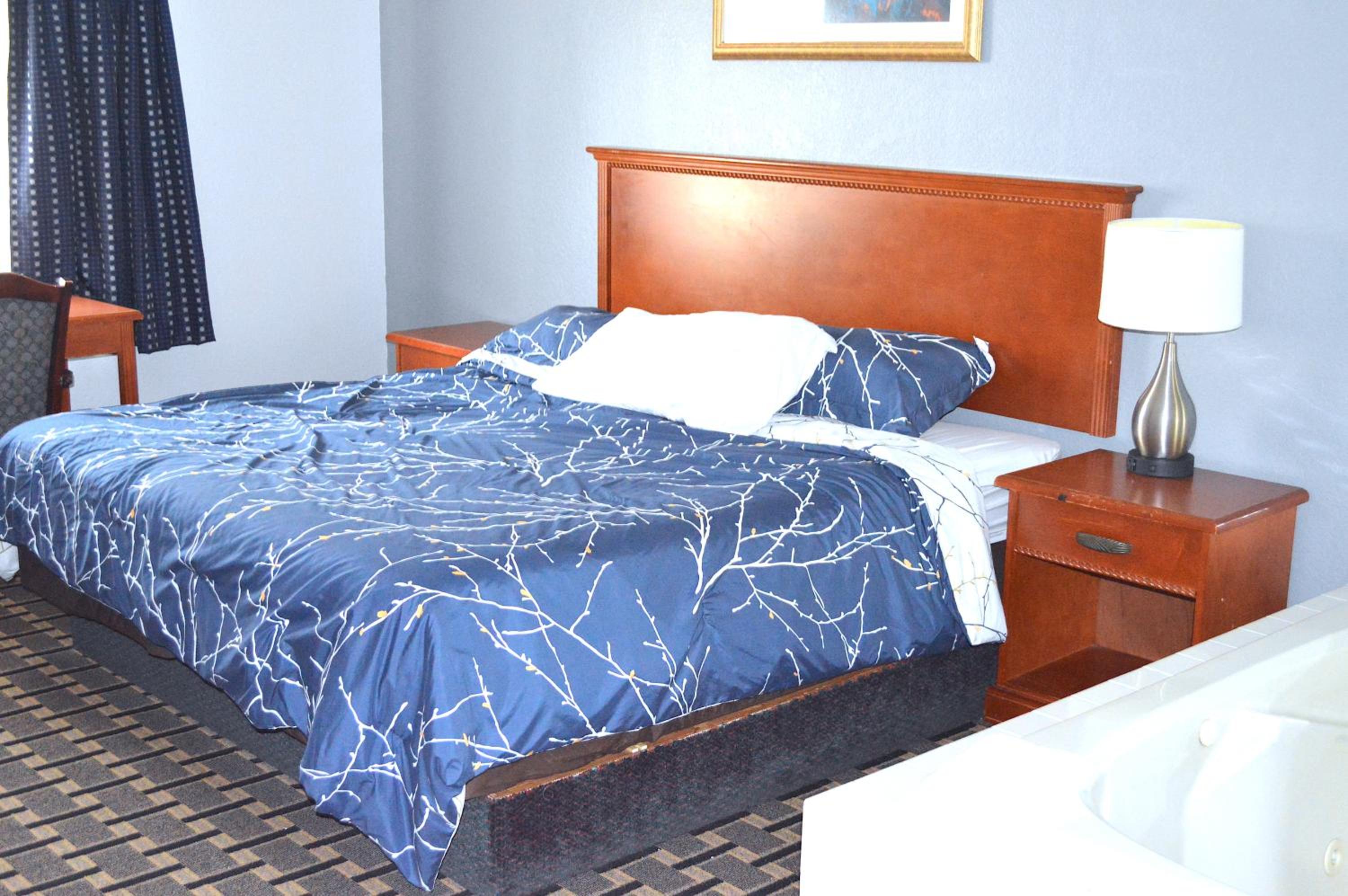 One King Bed Jacuzzi Suite Non-Smoking - Photo 1