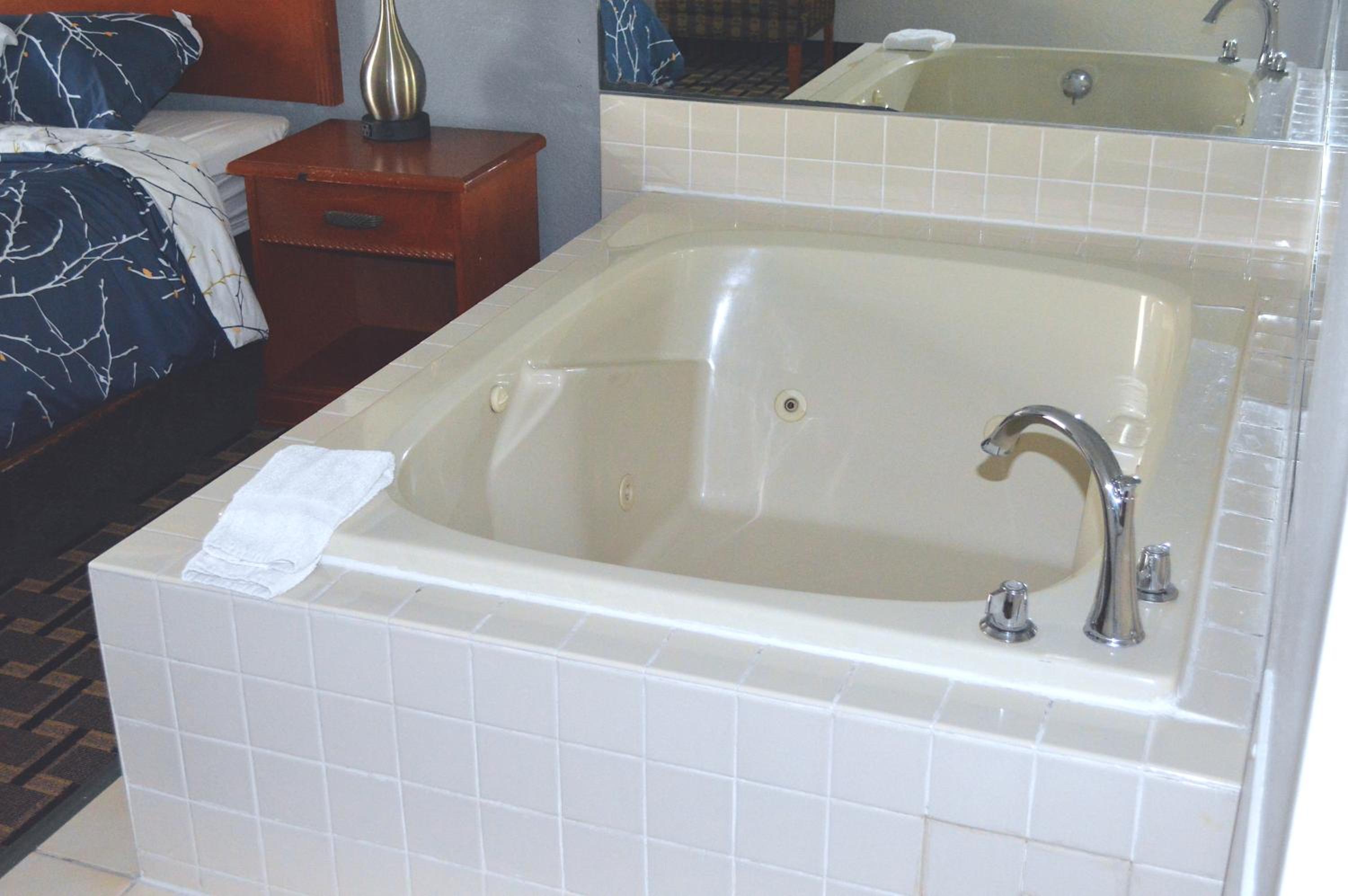 One King Bed Jacuzzi Suite Non-Smoking - Photo 3