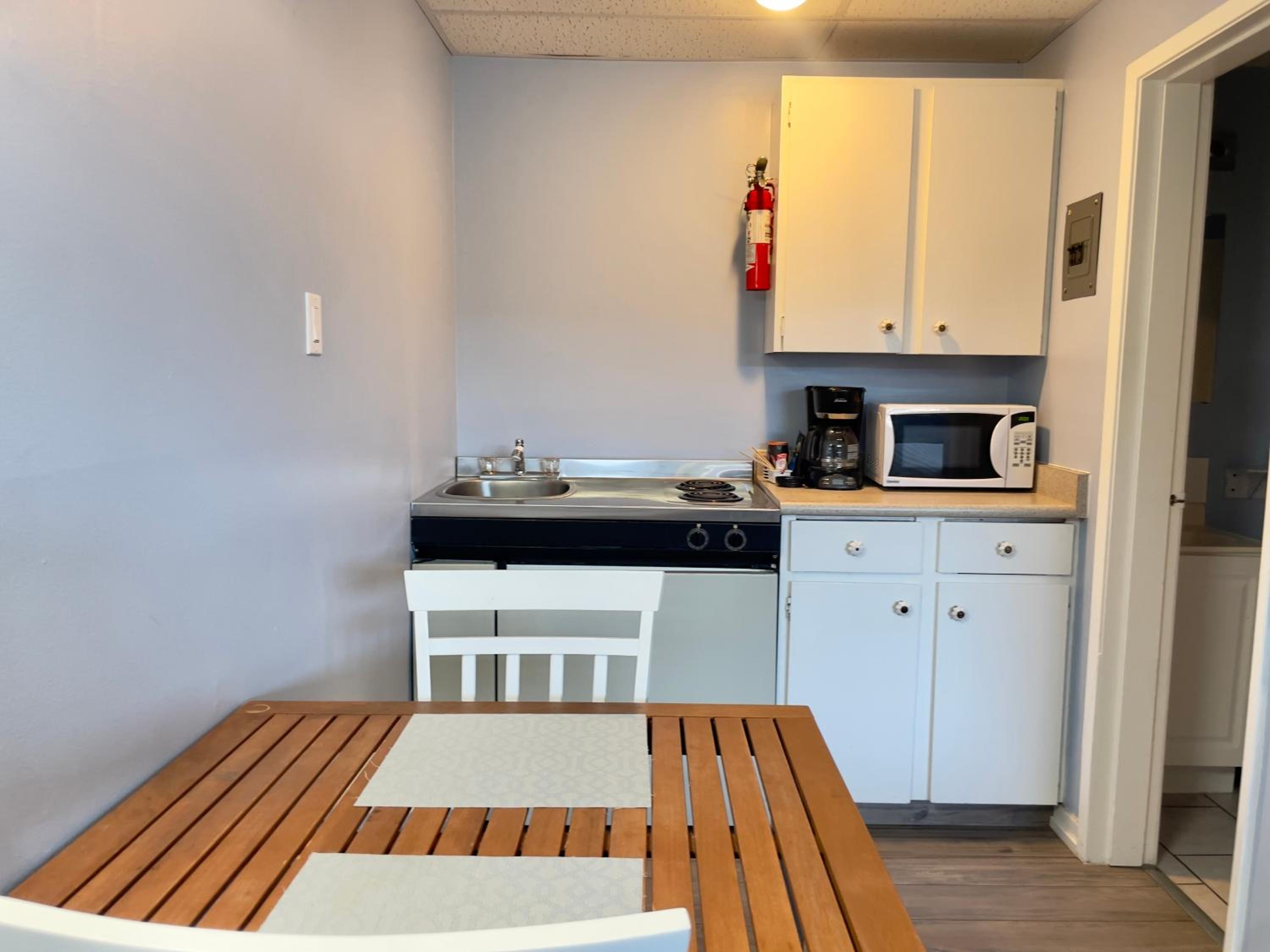 Queen Studio Suite with Kitchenette - Photo 6