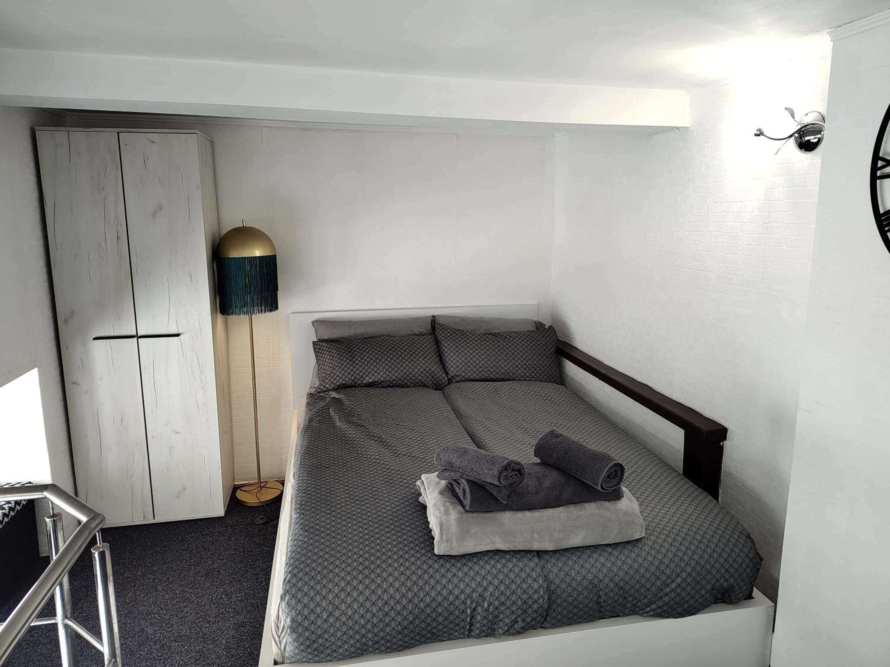 One-Bedroom Apartment photo 1