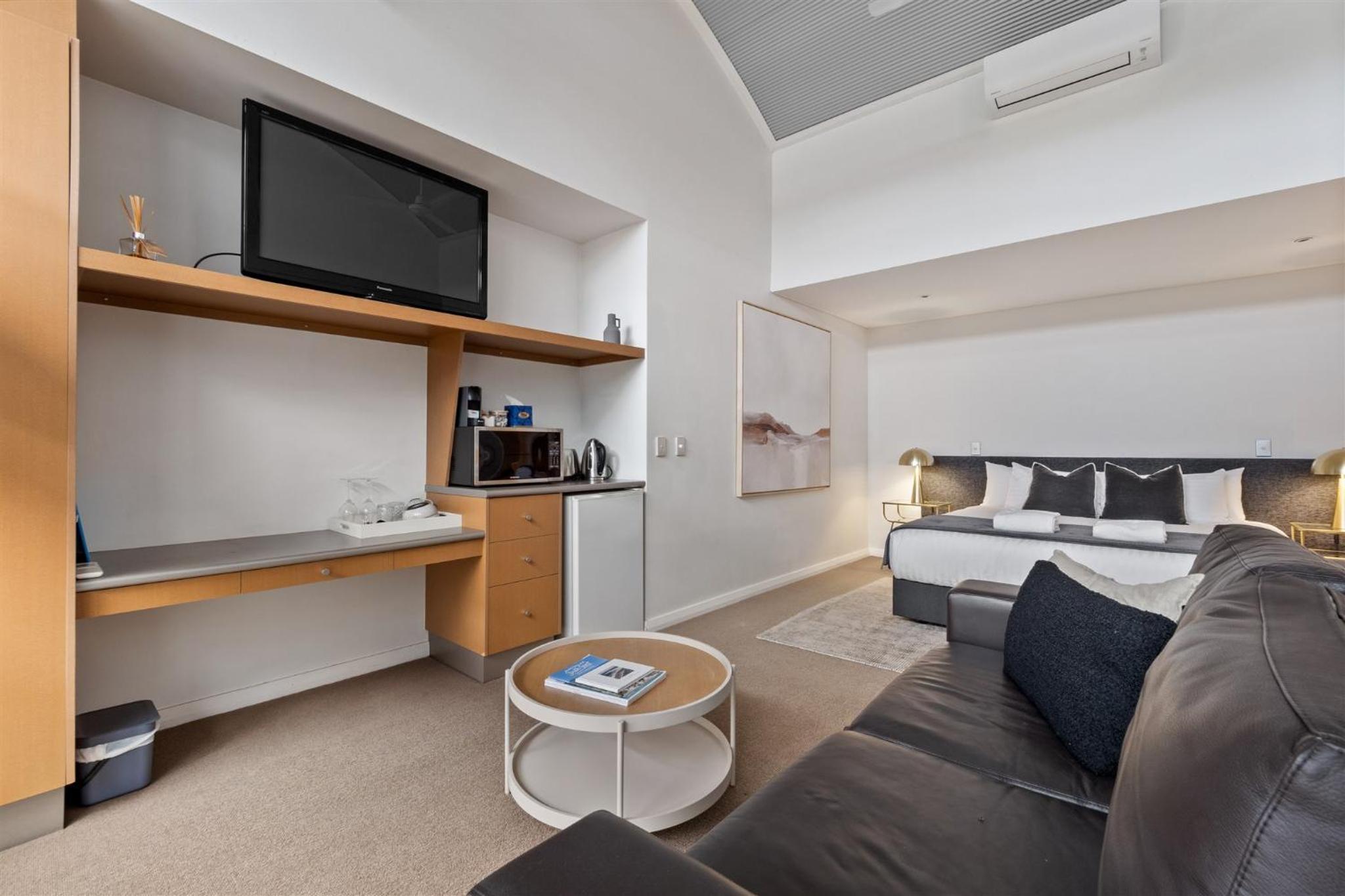 Studio Apartment photo 3