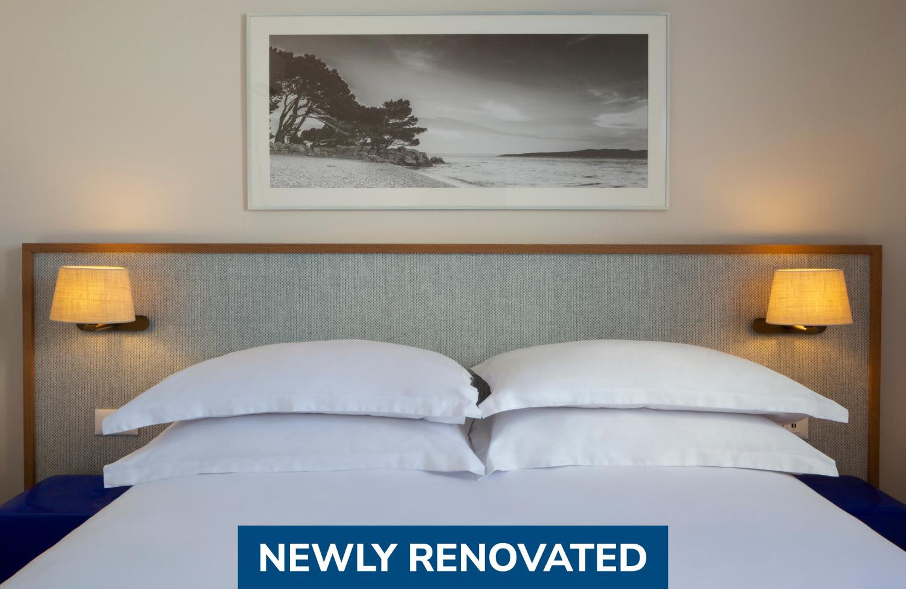 Standard Double Room with Balcony and Side Sea View  - Photo 2