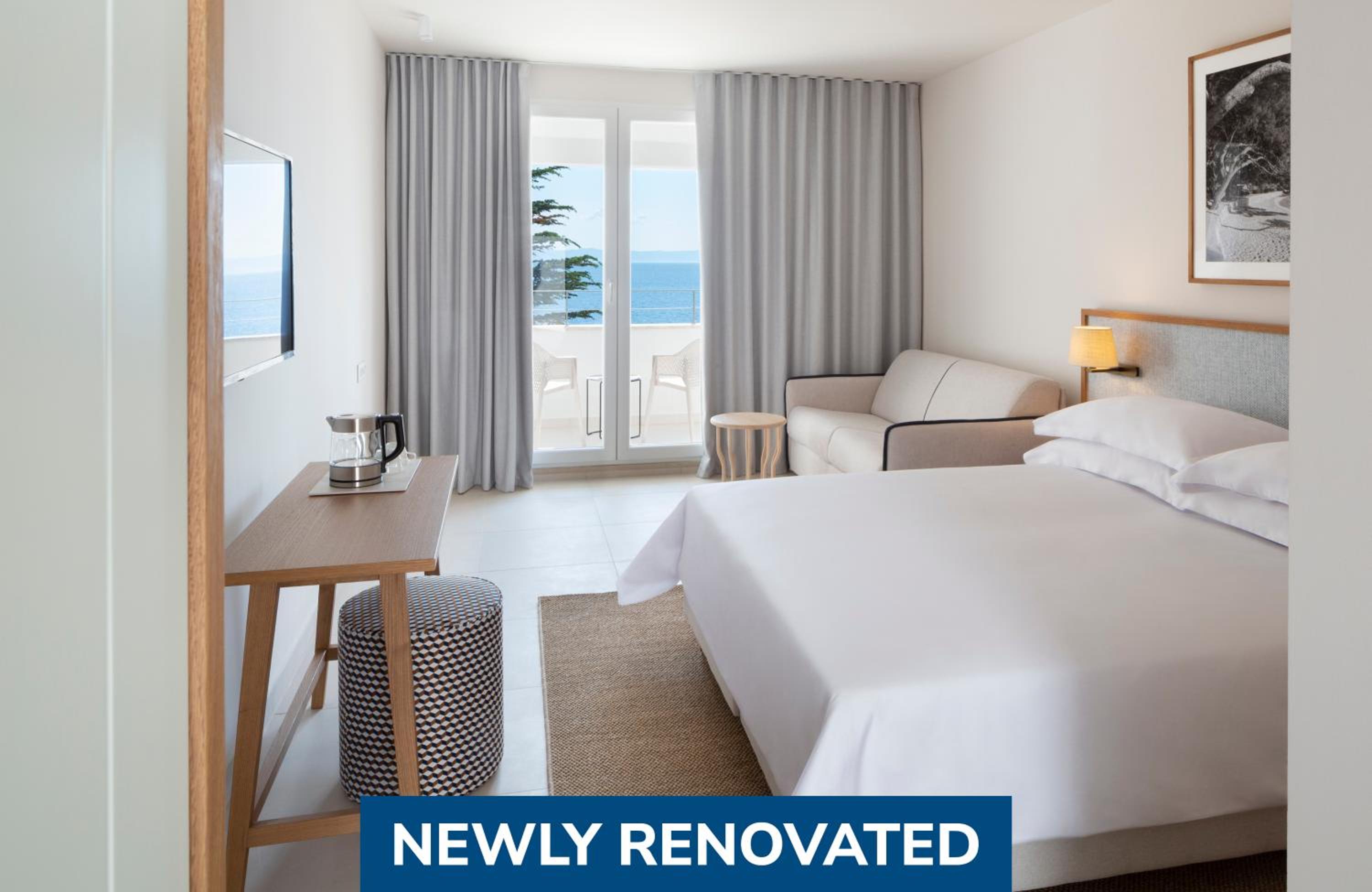 Superior Double  Room with Balcony with Side Sea View - Photo 2
