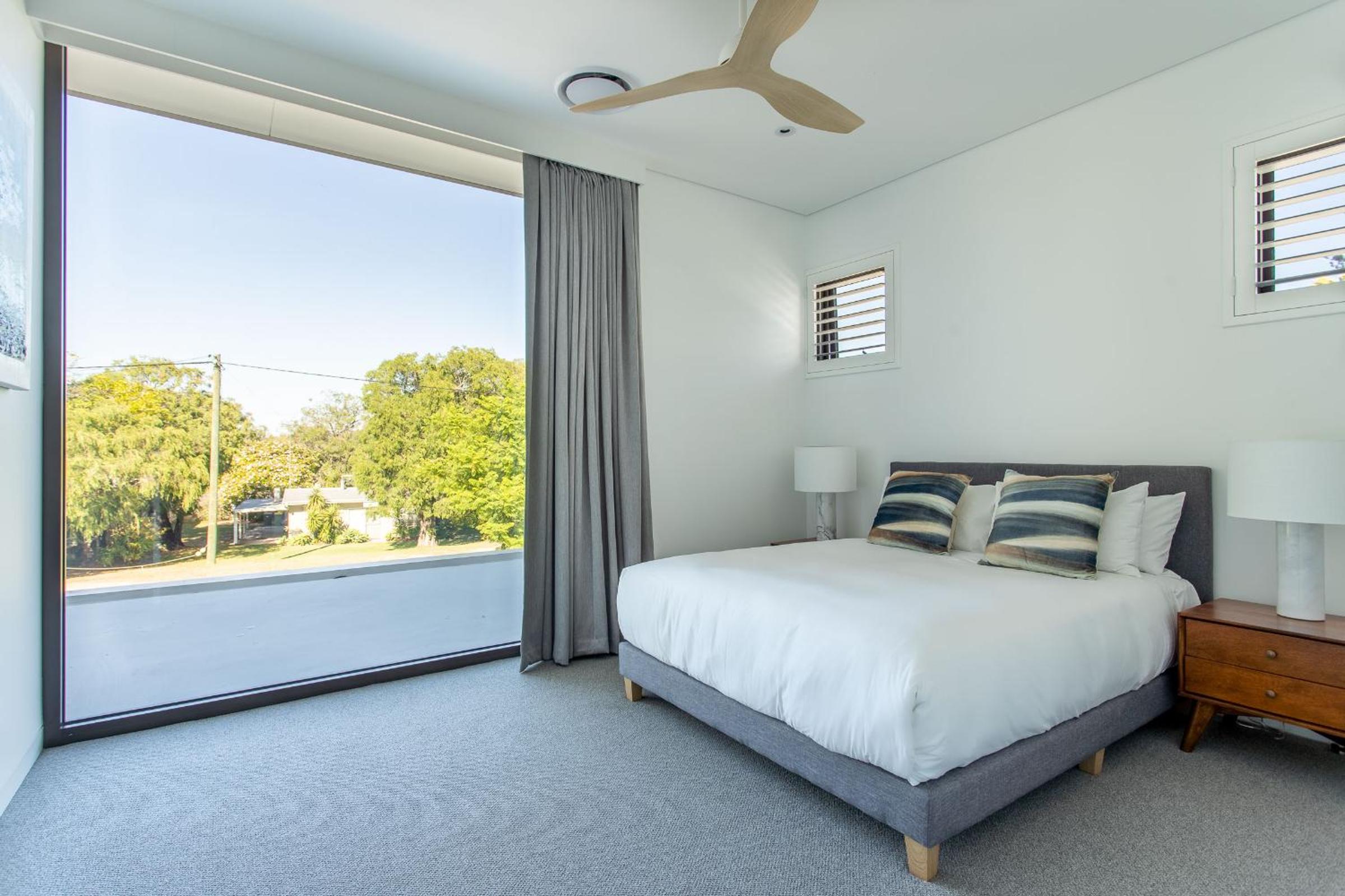 Six-Bedroom House photo 1