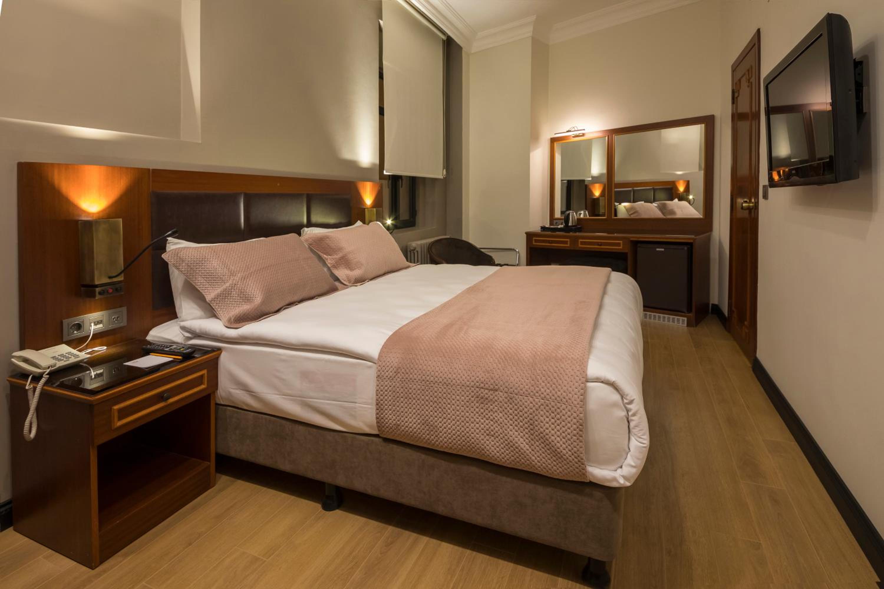 Budget Double Room photo 3