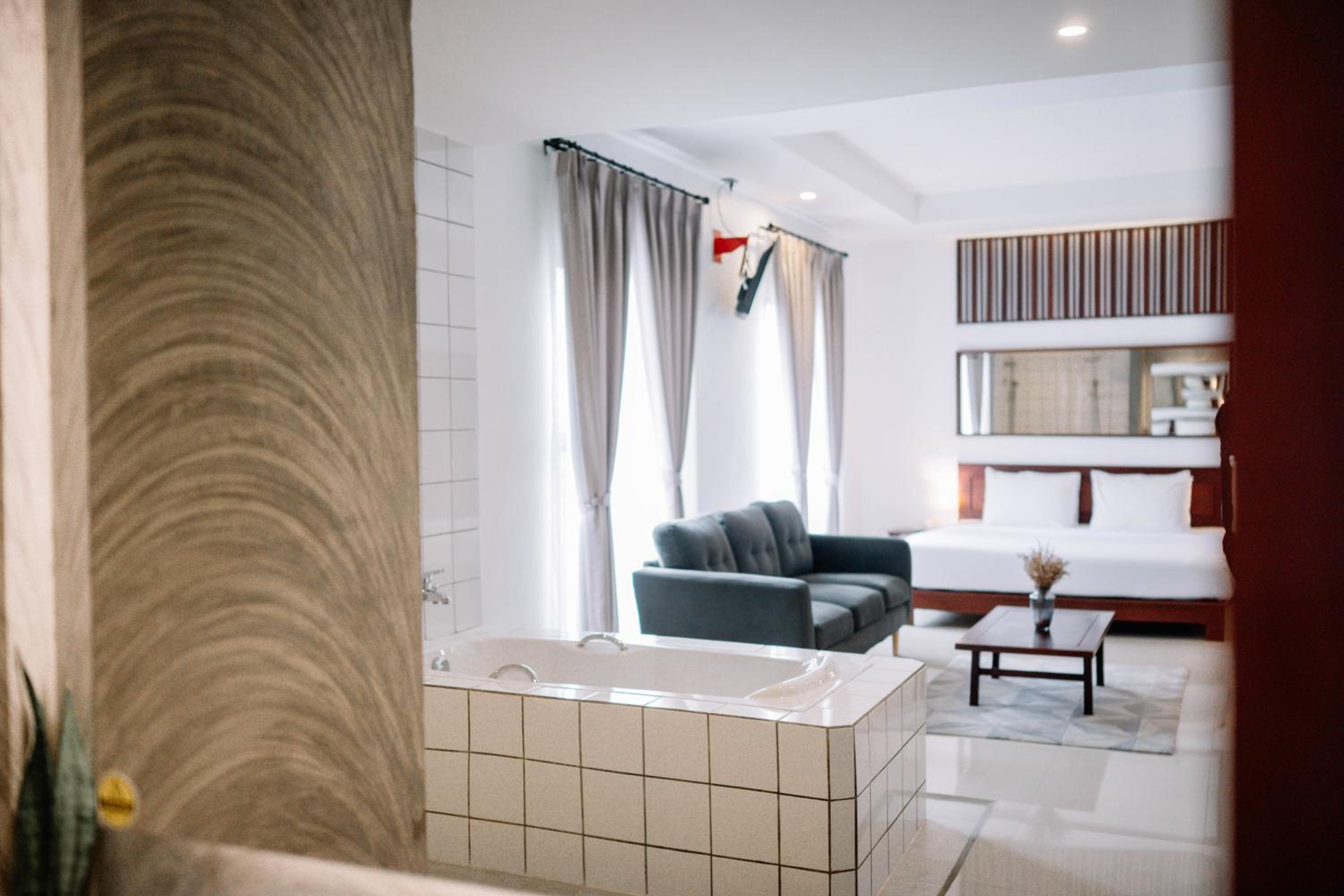 S-2 King Room photo 3
