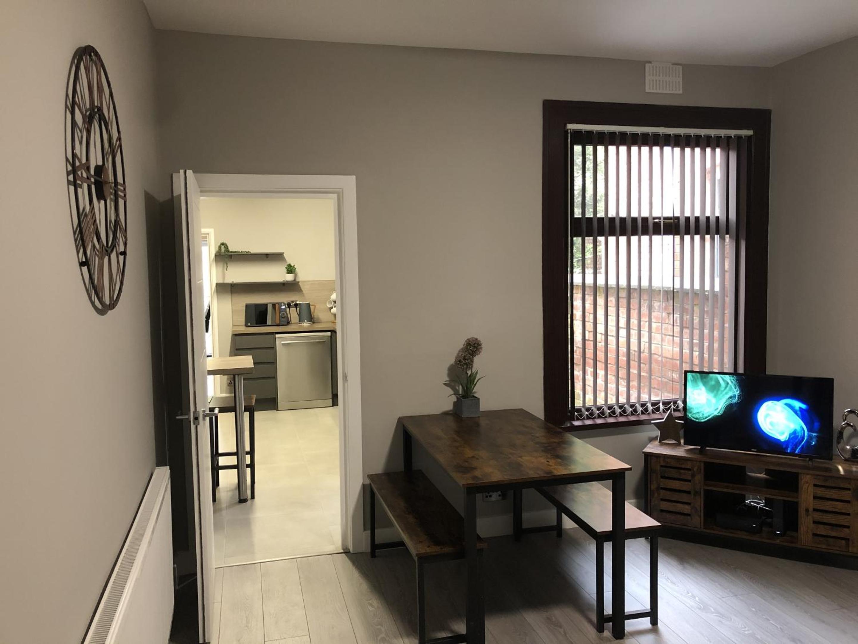 Five-Bedroom House photo 3
