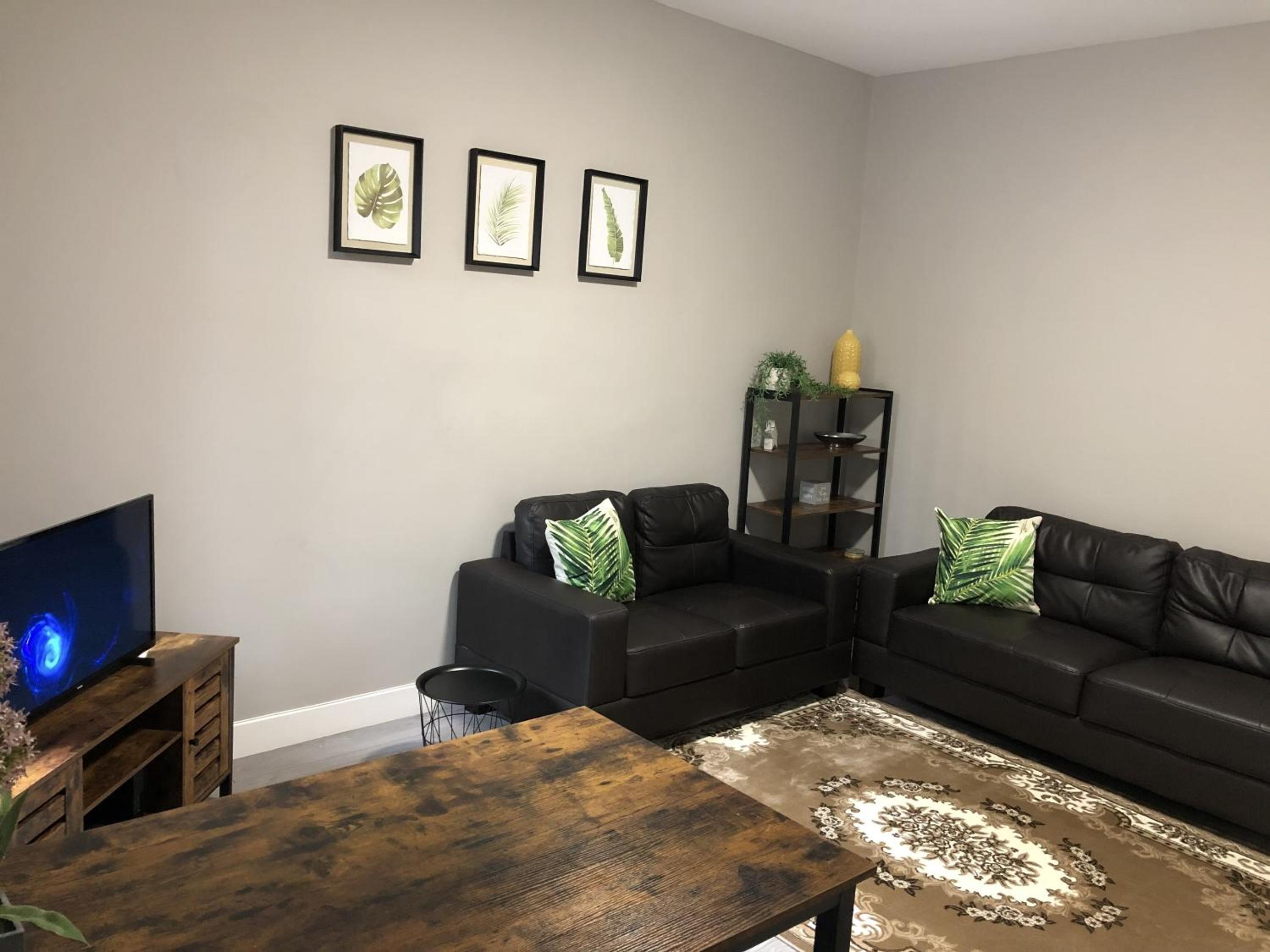 Five-Bedroom House photo 2