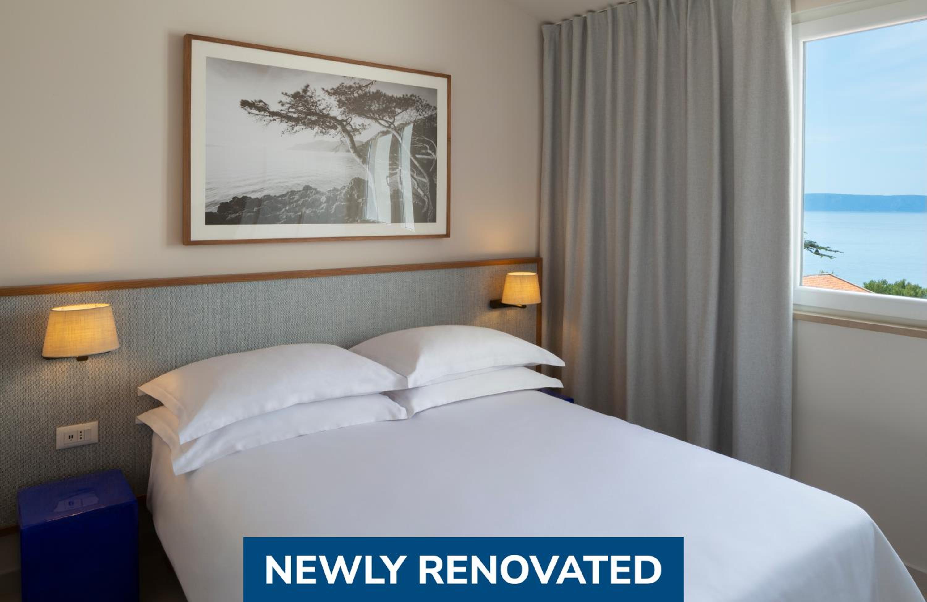 Junior Suite with Balcony and Side Sea View photo 3