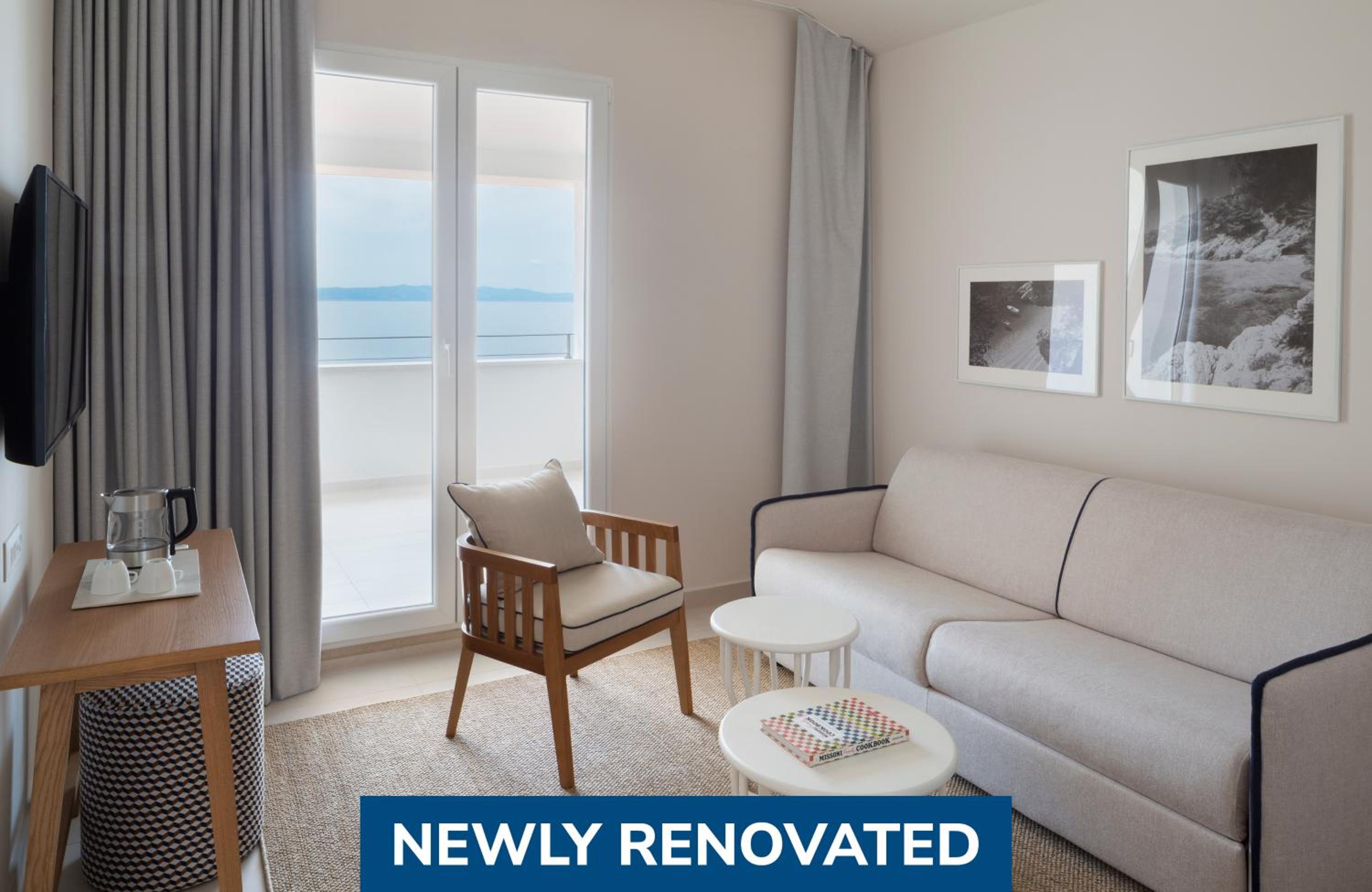 Junior Suite with Balcony and Side Sea View photo 1