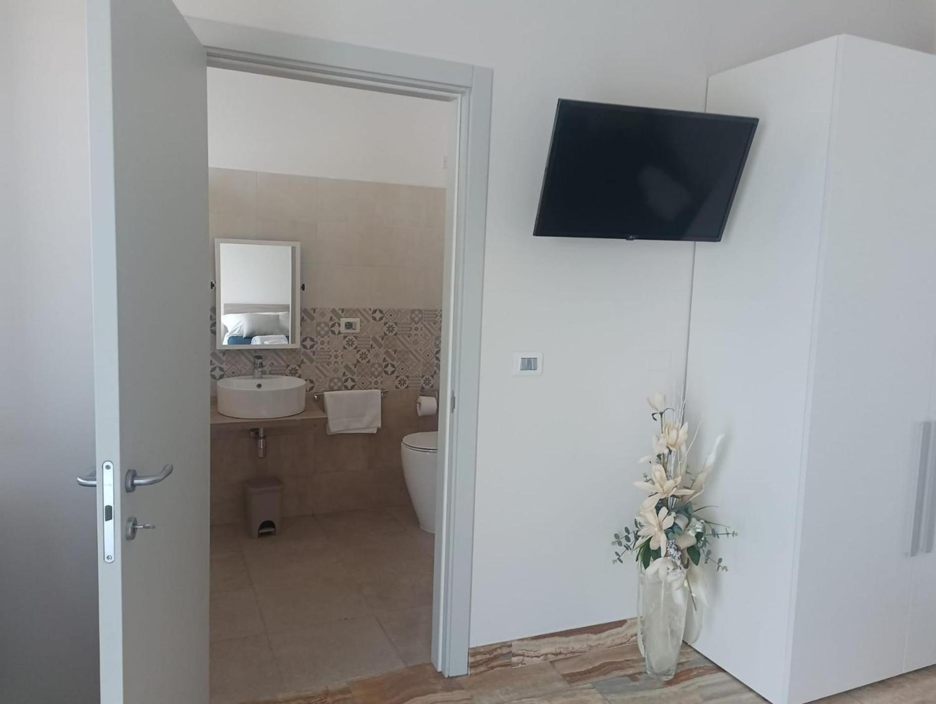 Double or Twin Room - Photo 8