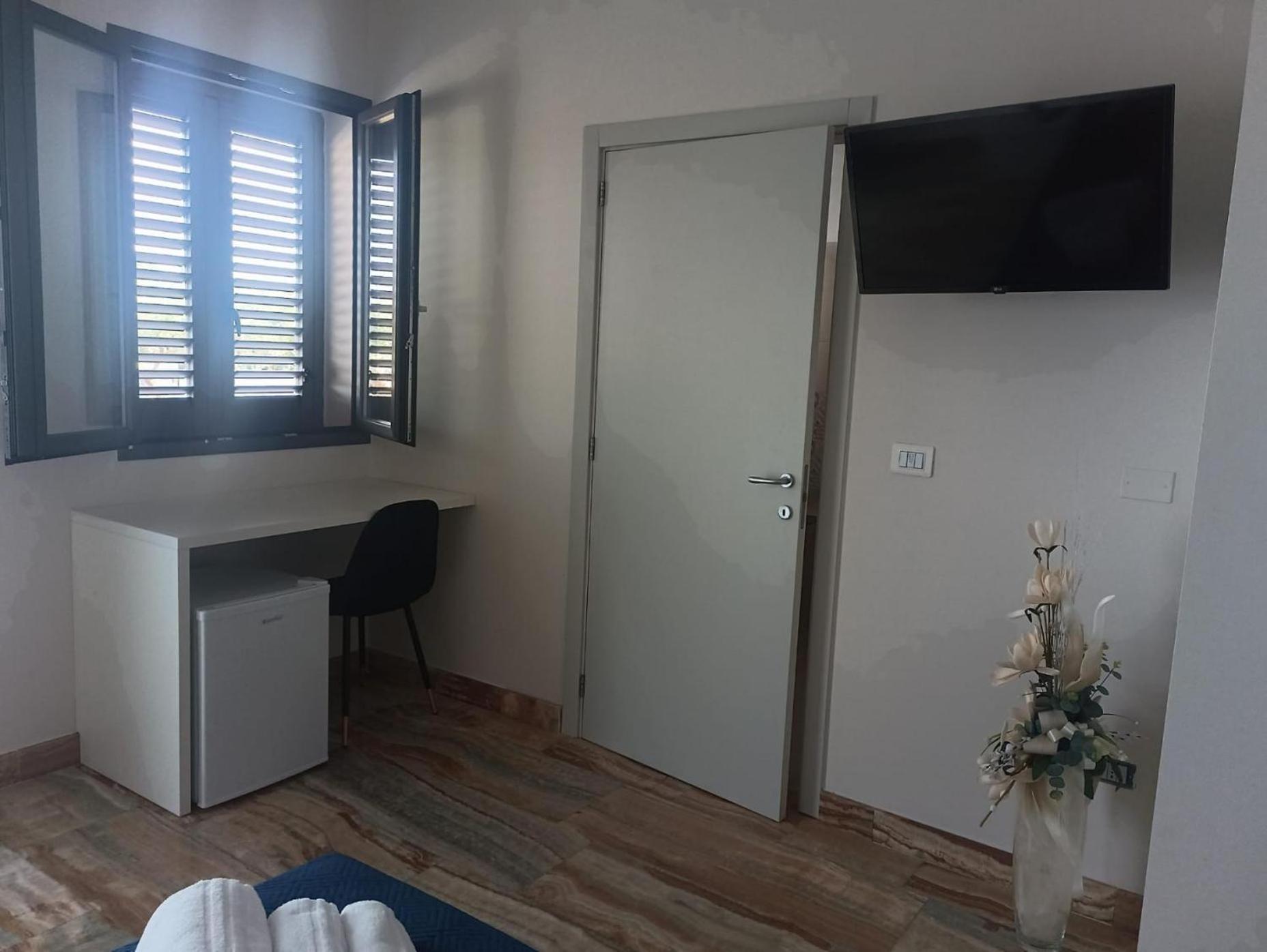 Double or Twin Room - Photo 10