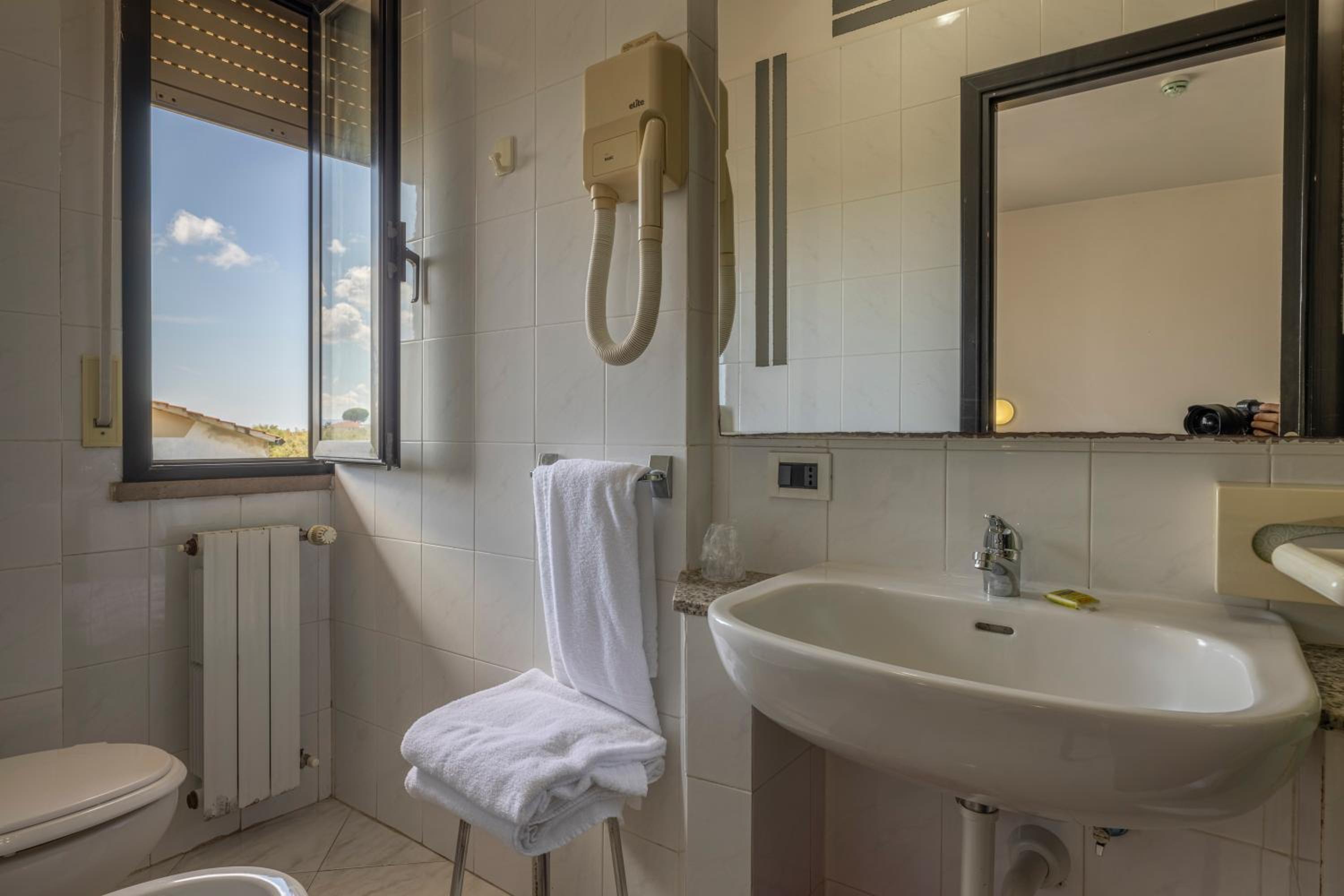 Double Room with Balcony and Sea View - Photo 2