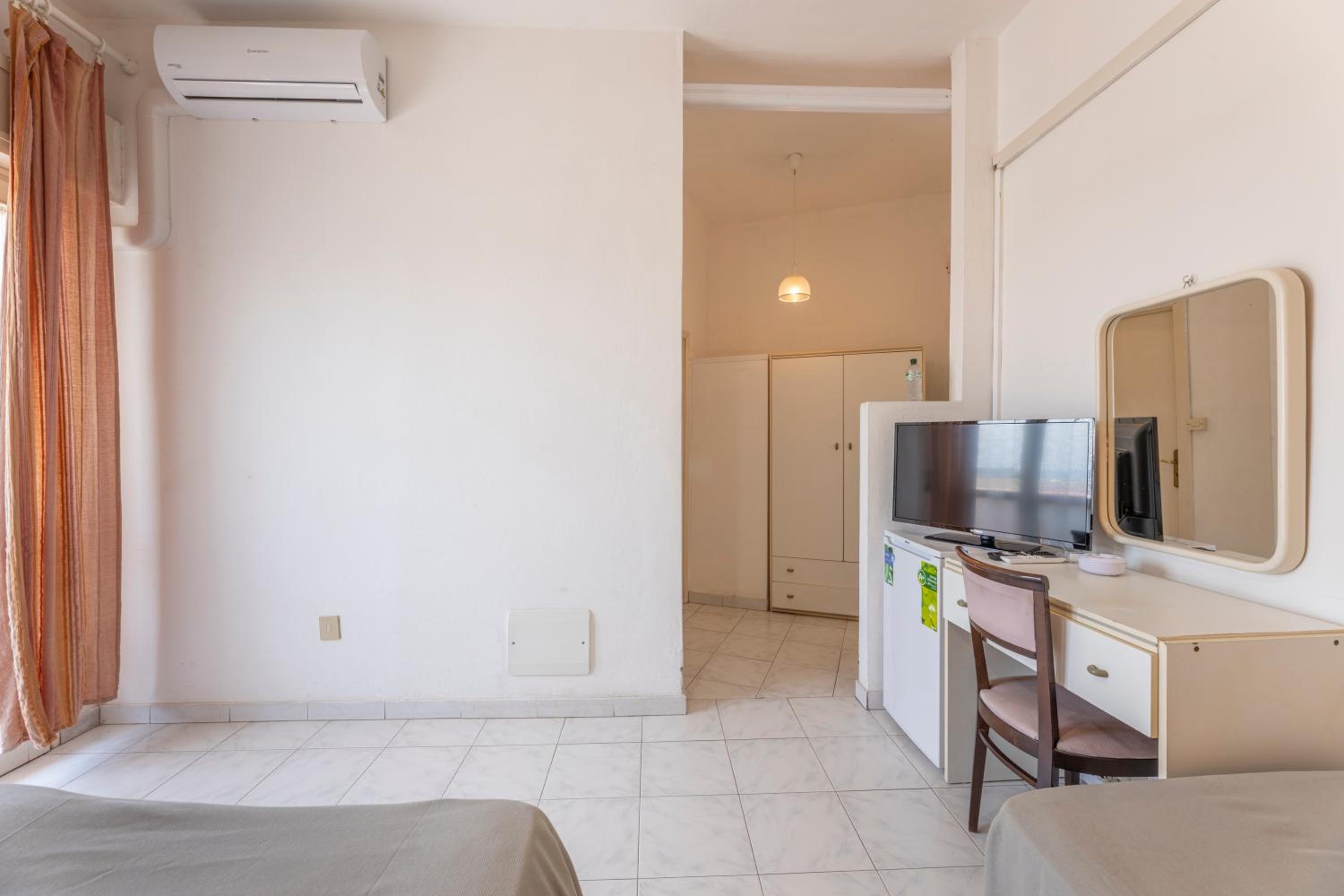 Triple Room with Balcony - Photo 4