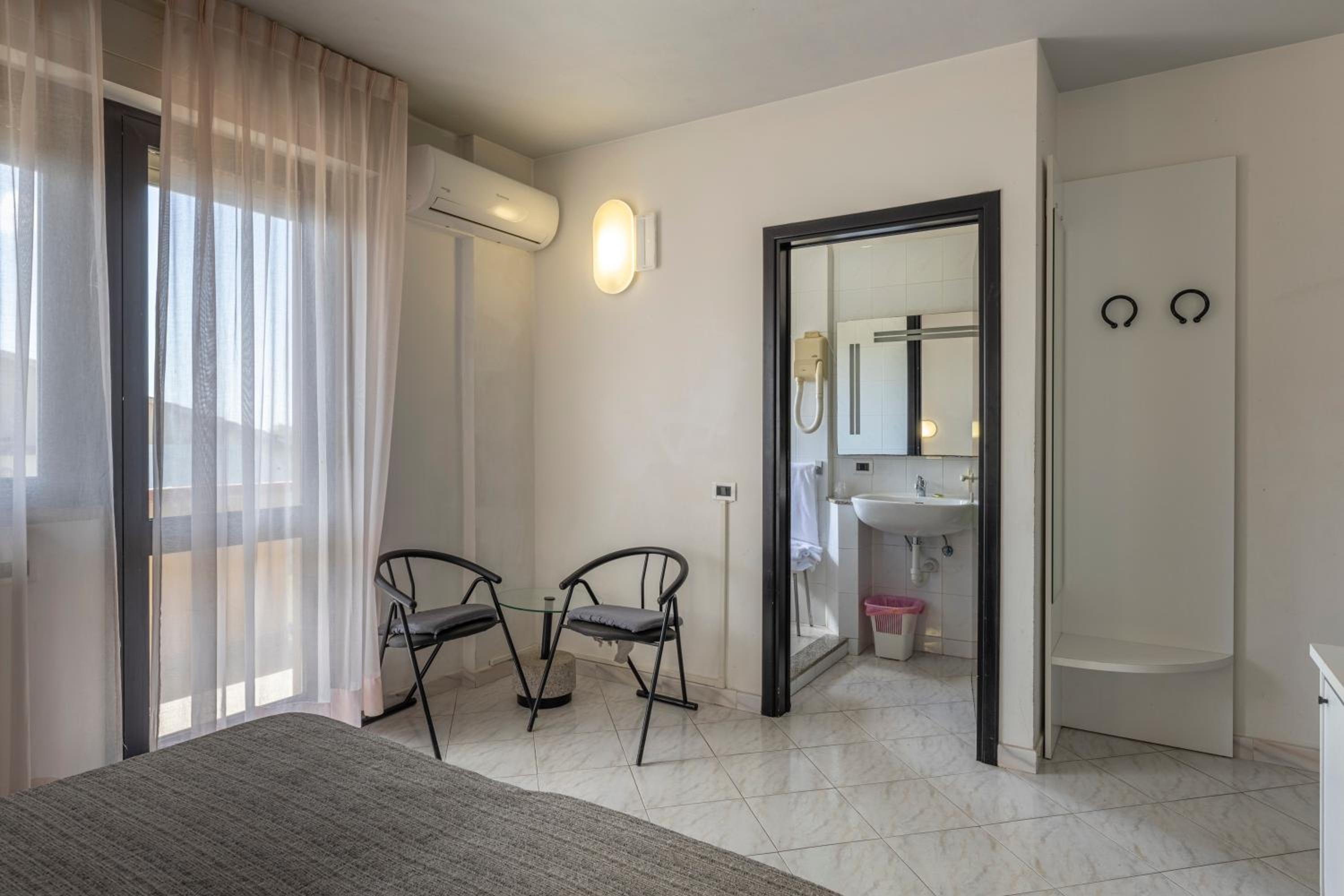 Double Room with Balcony and Sea View - Photo 8