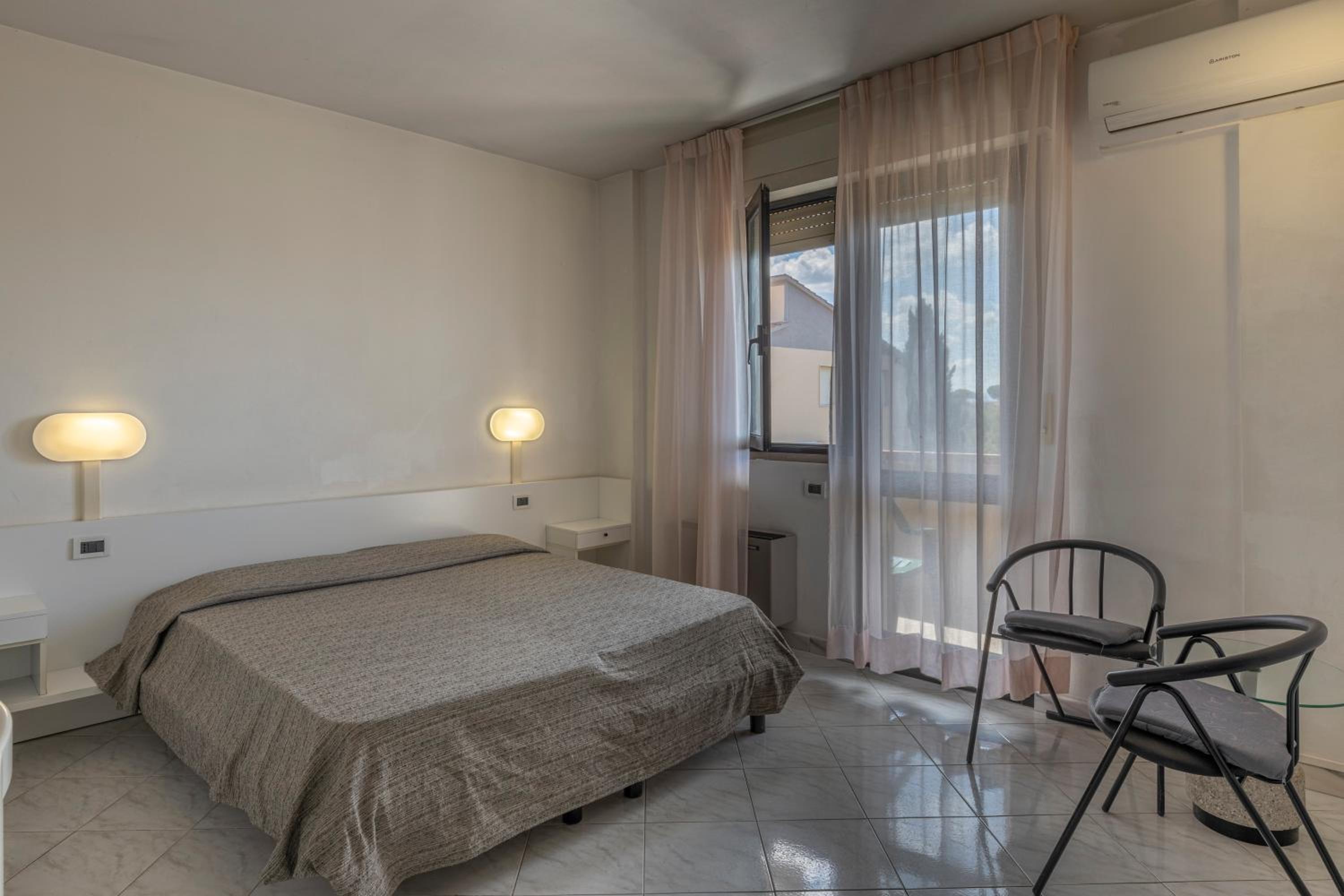Double Room with Balcony and Sea View - Photo 7