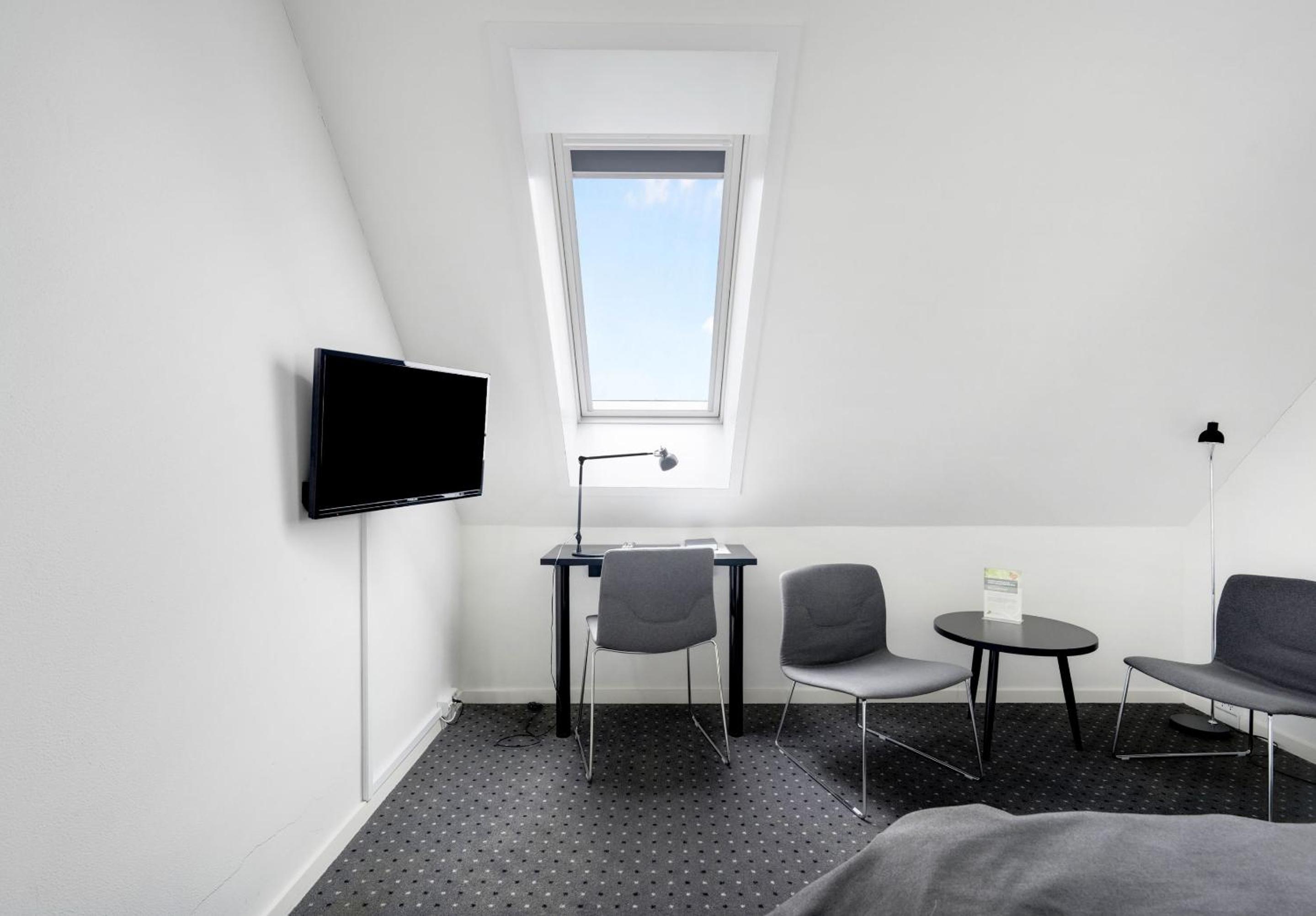 Standard Double Room - Photo 9