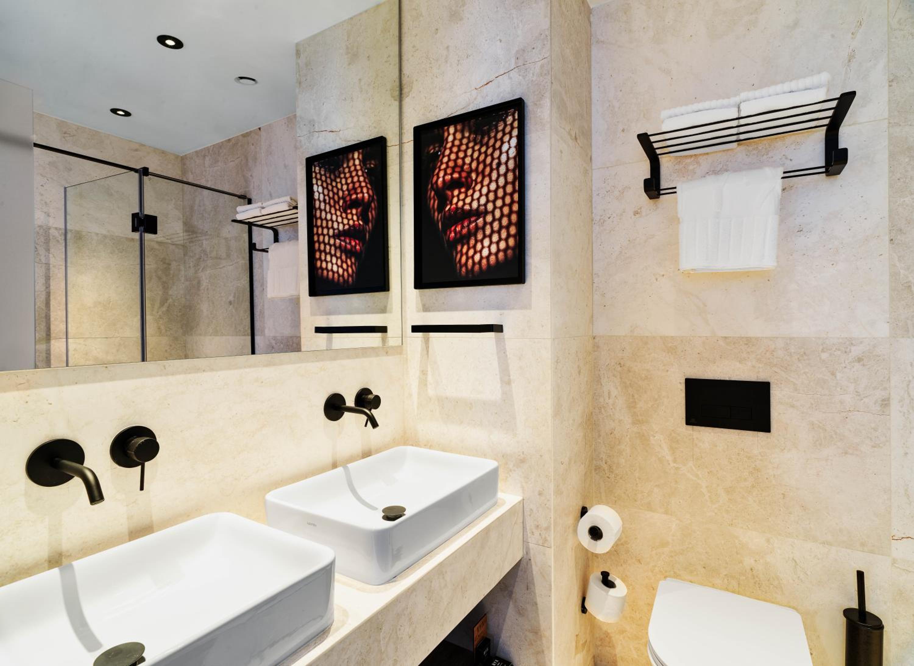 NYX Executive Suite with Business Lounge Access photo 3
