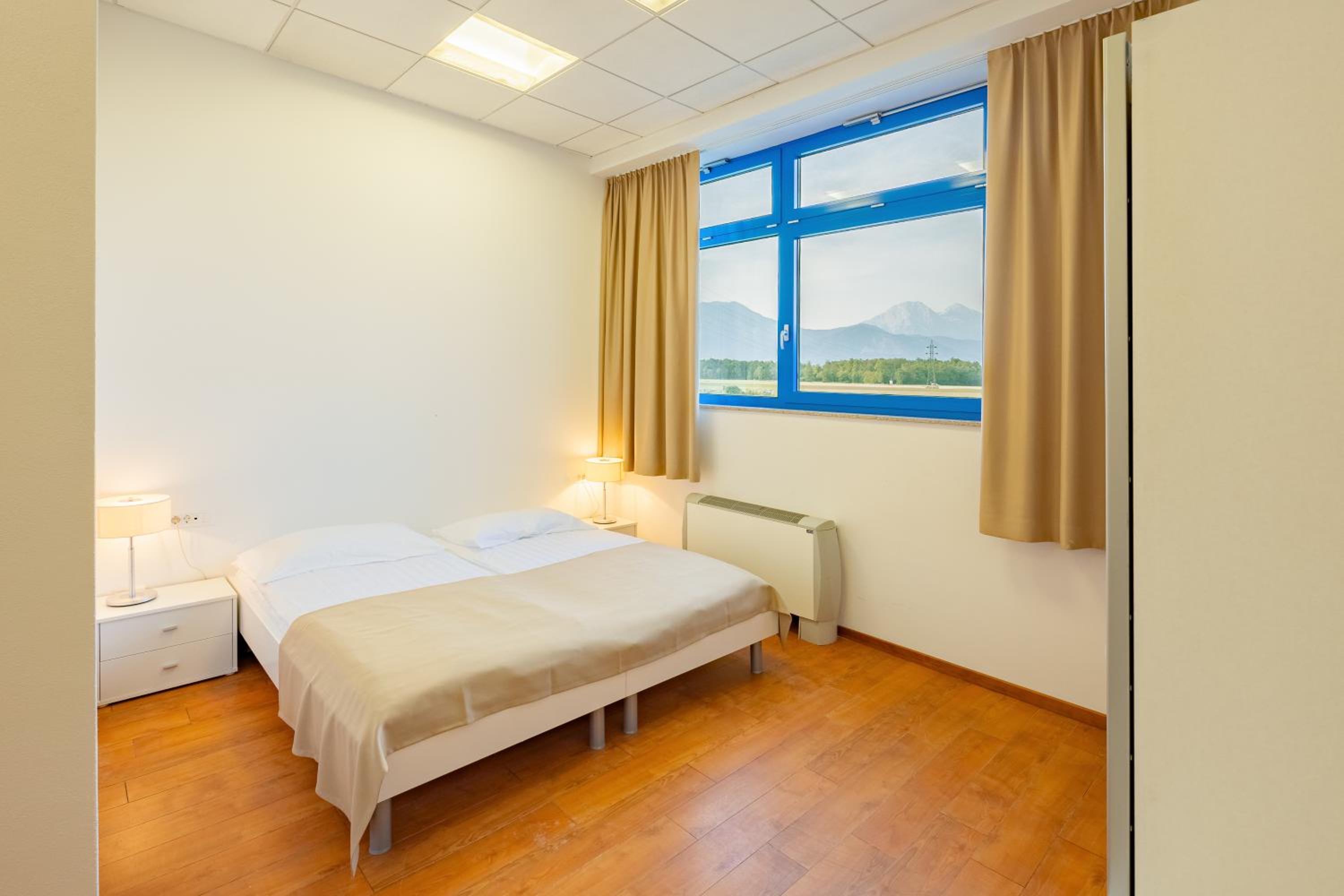 Standard Twin Room with Mountain View - Photo 17