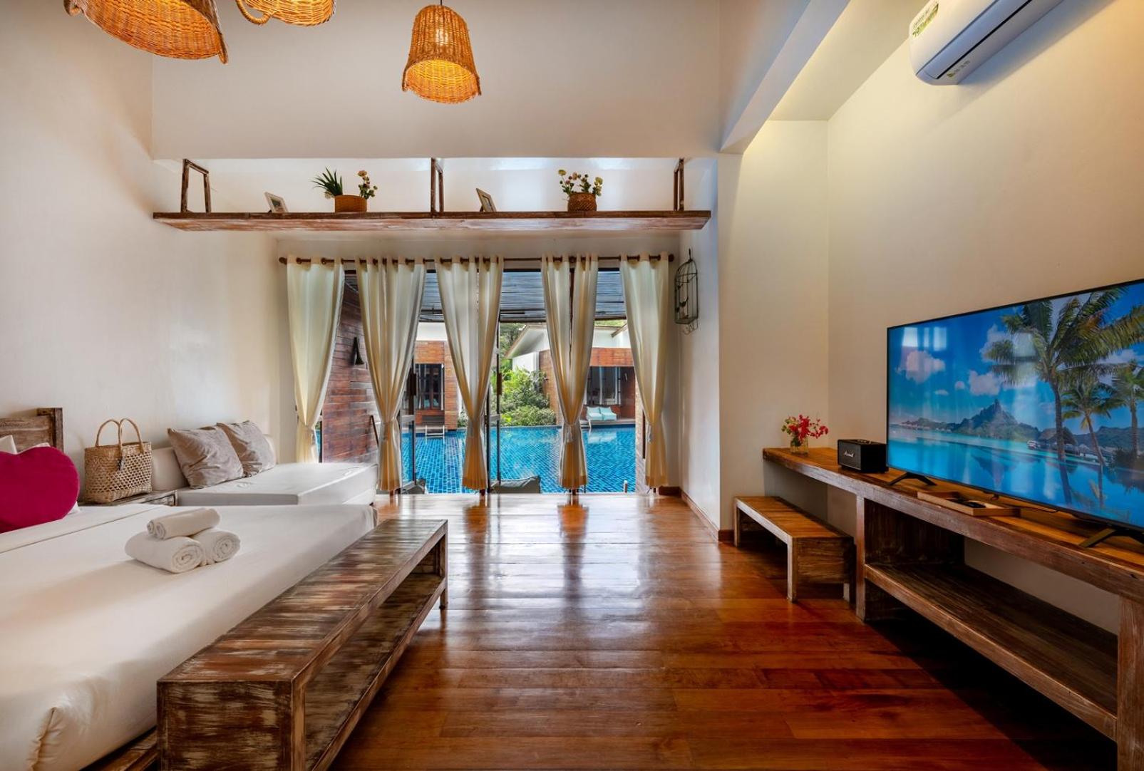 Pool Access Villa - Photo 6