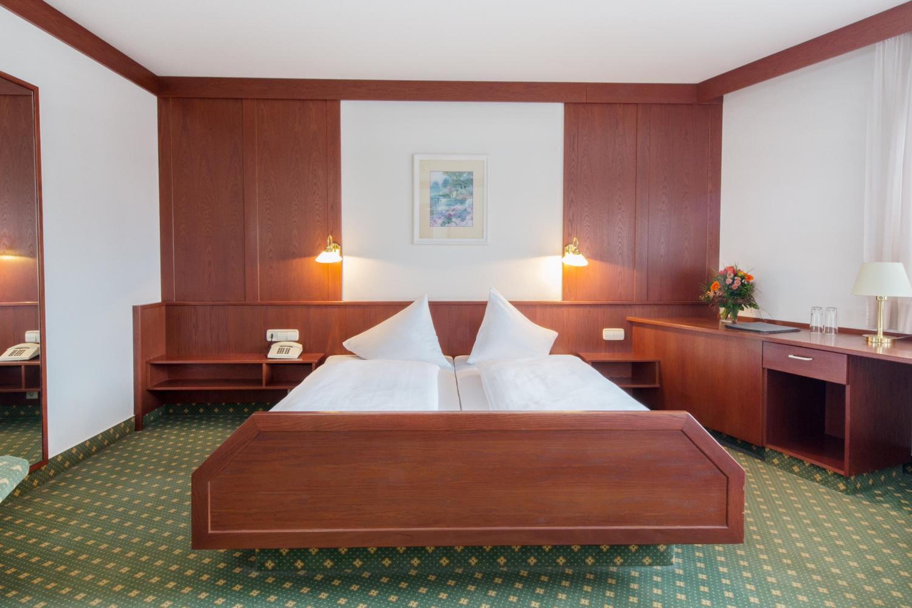 Standard Double Room - Photo 13