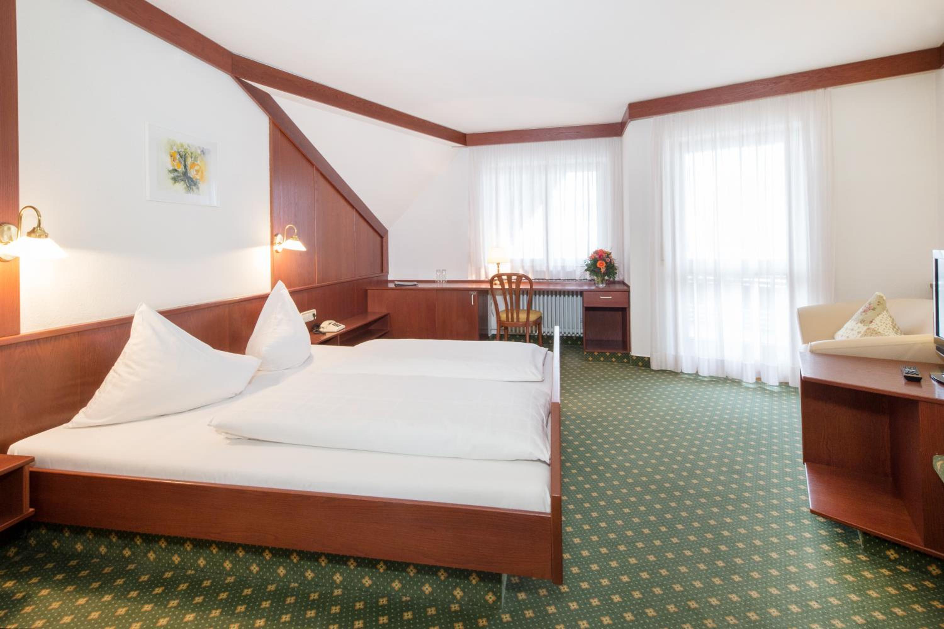 Standard Double Room - Photo 9