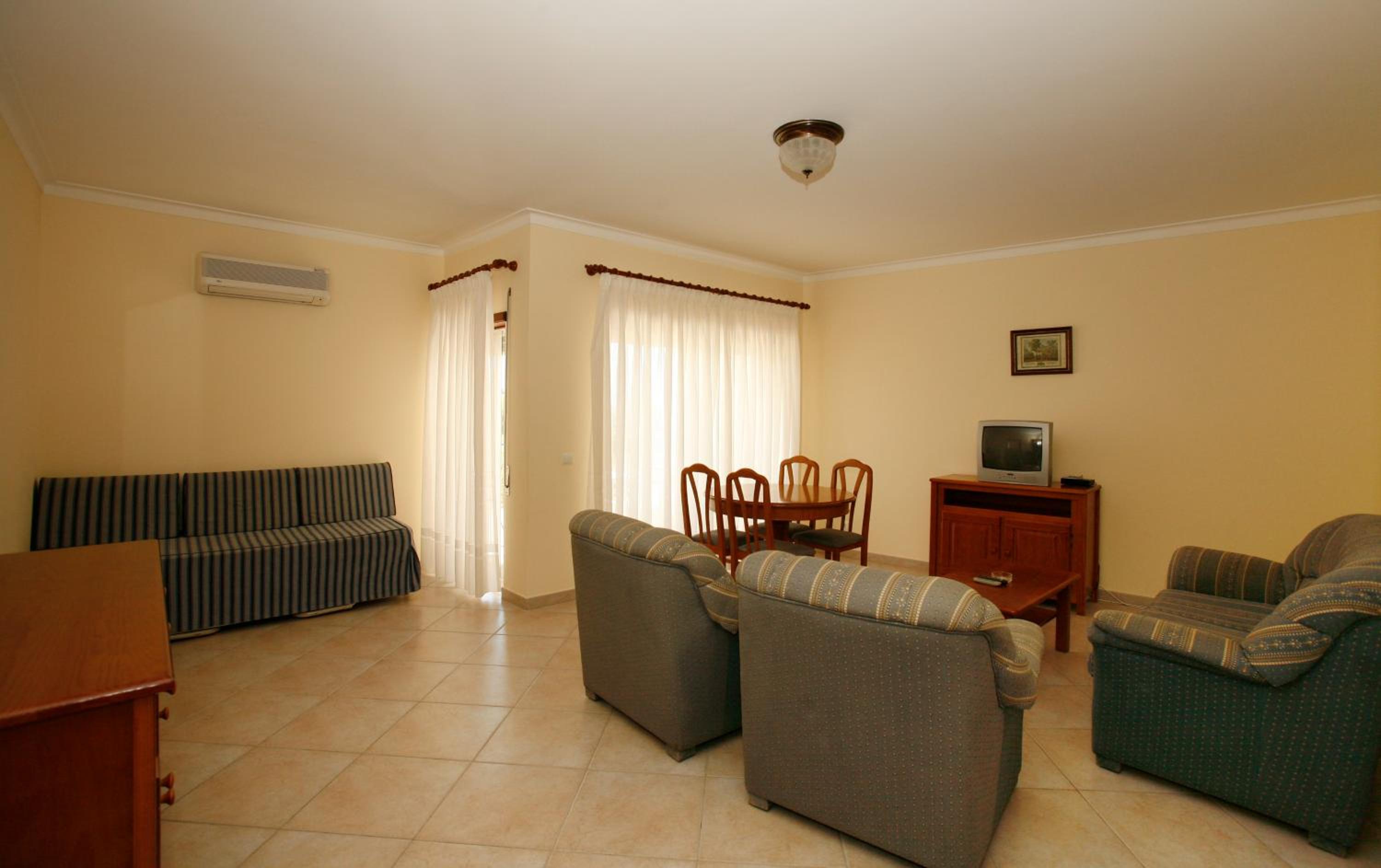 Two-Bedroom Apartment with Balcony photo 3