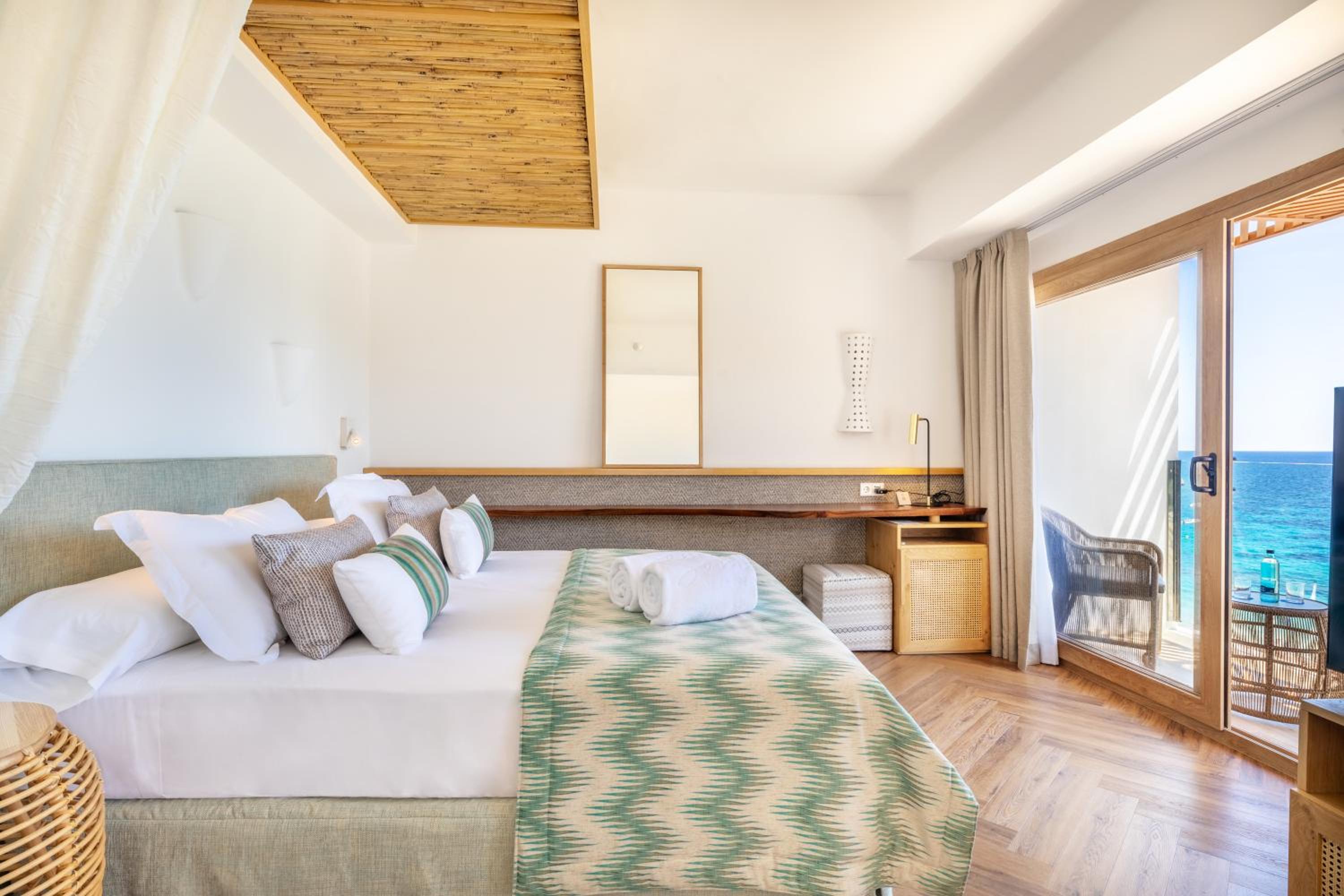 Junior Suite with Sea View (2 Adults + 1 Child) - Photo 2