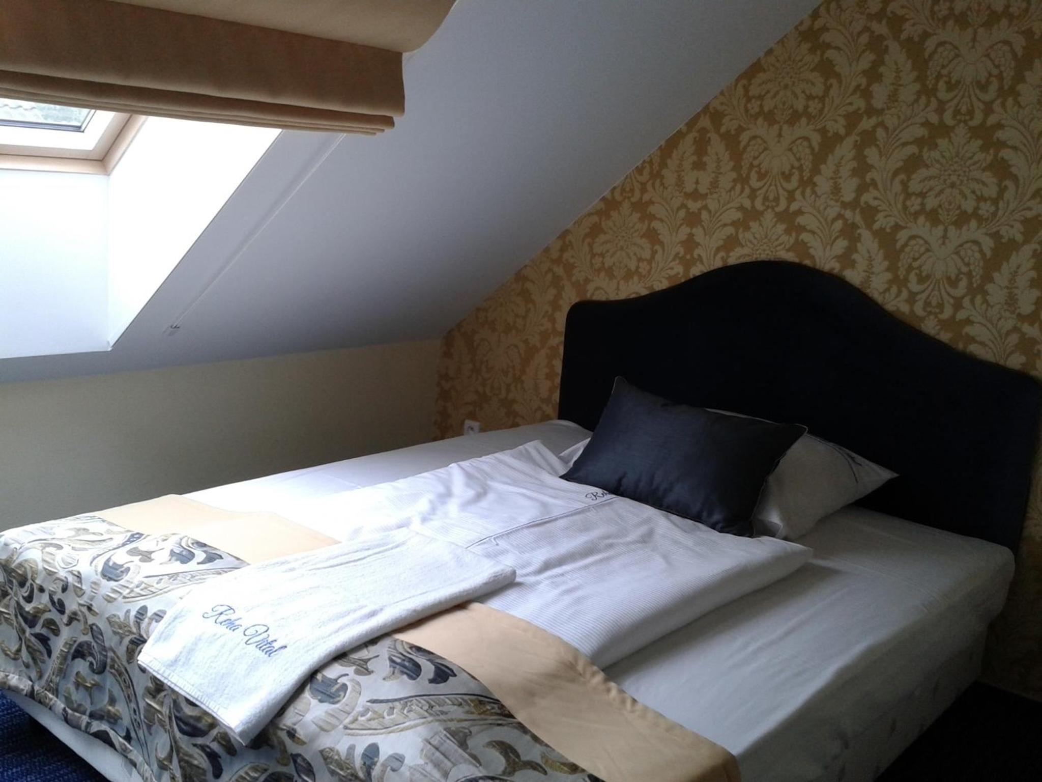 Classic Double Room with Shower - Photo 3