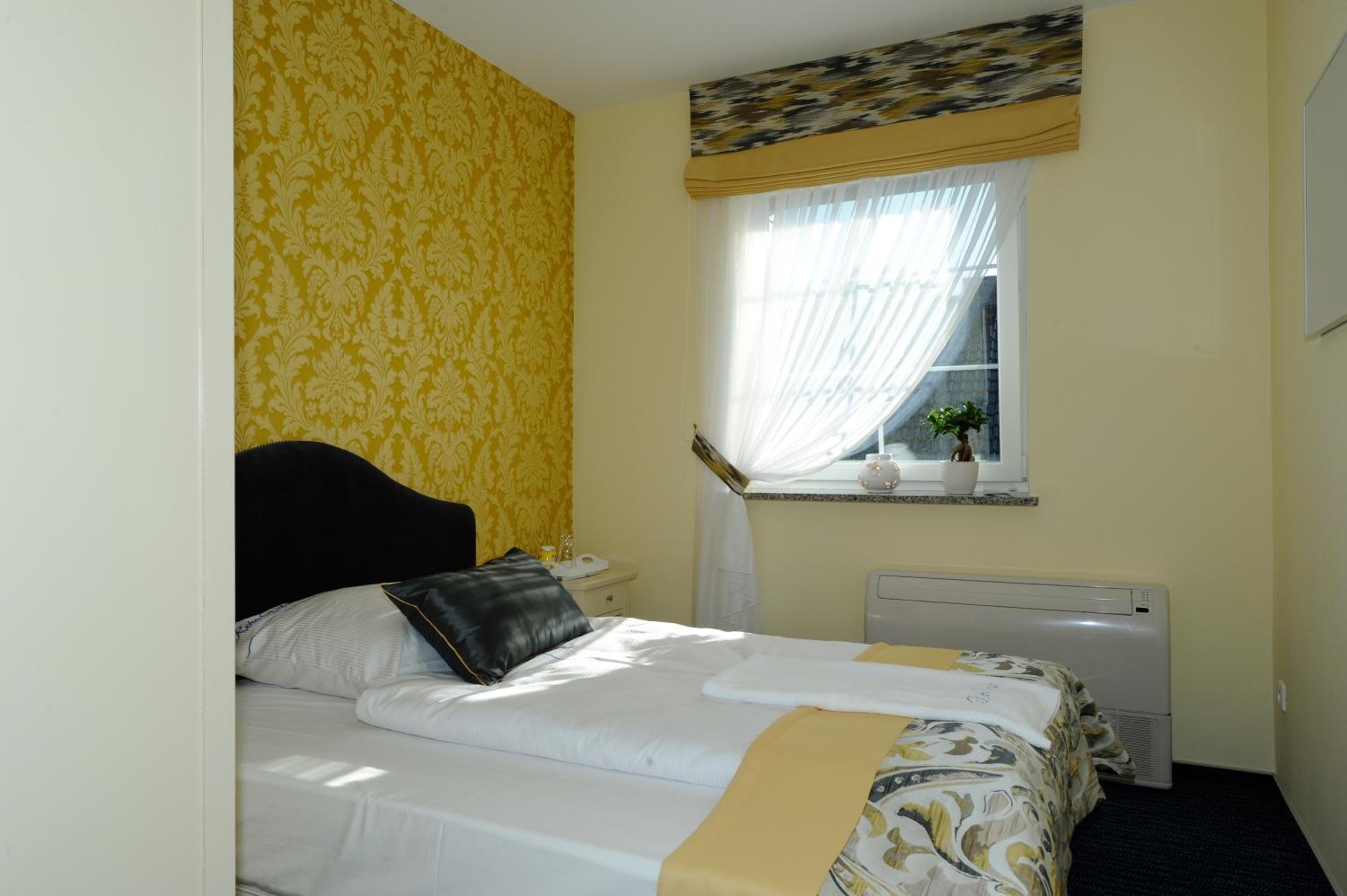 Classic Double Room with Shower - Photo 1