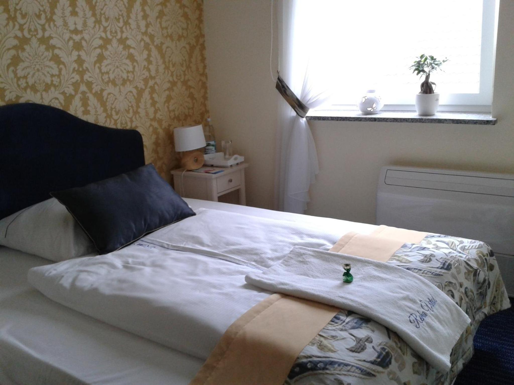 Classic Double Room with Shower - Photo 5