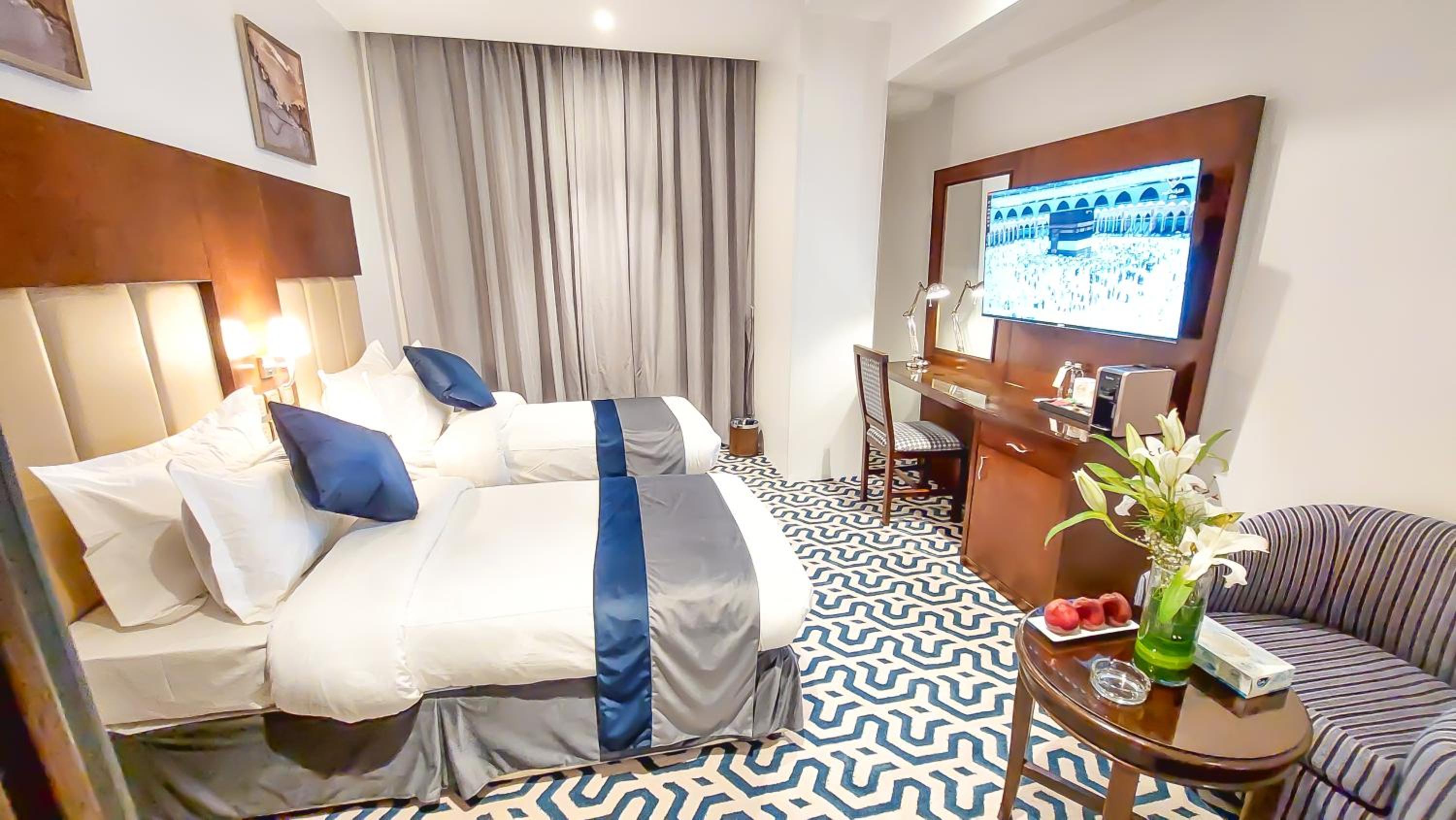 Small Twin Room thumbnail 5