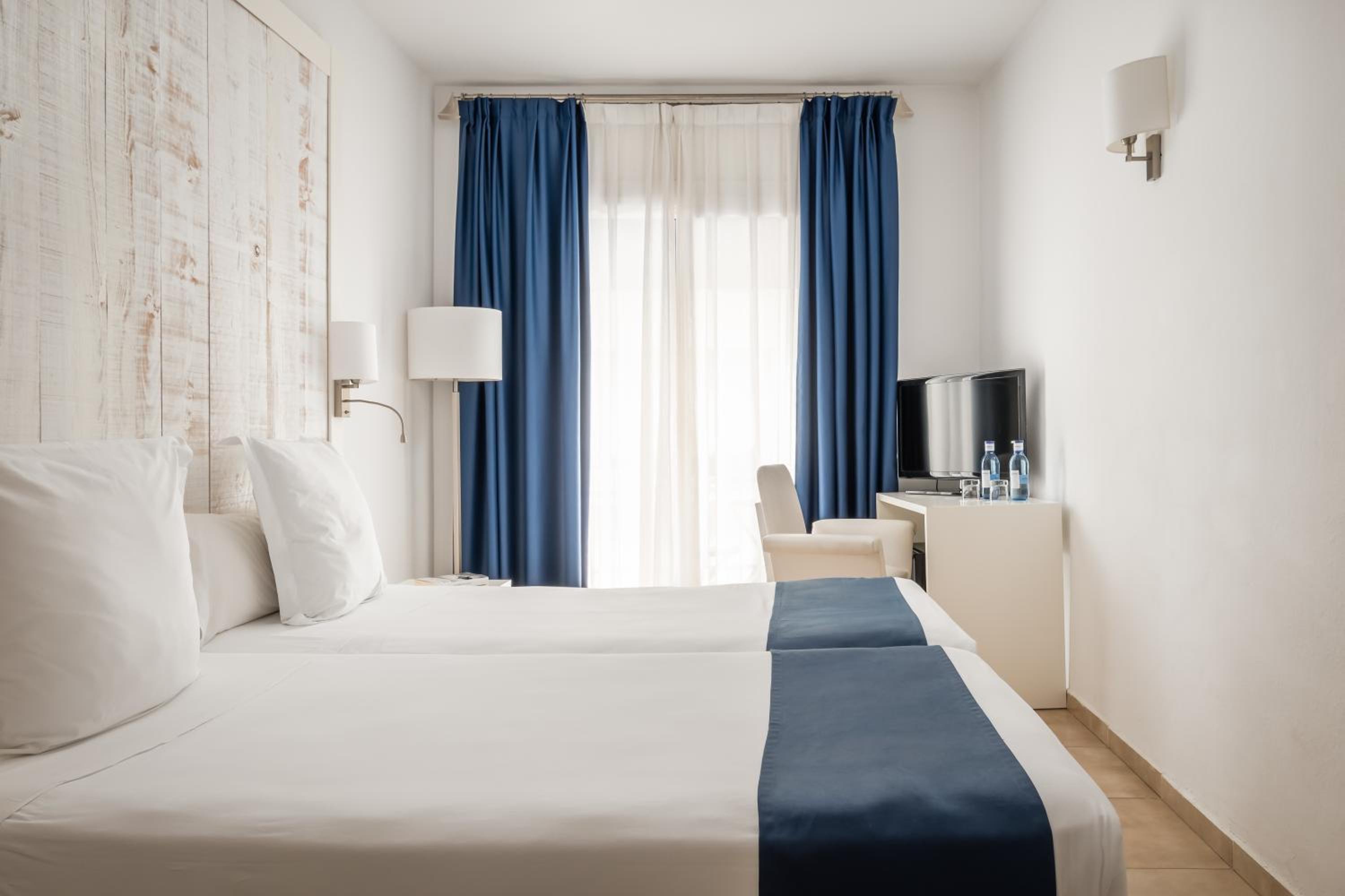 Double or Twin Room - Photo 5