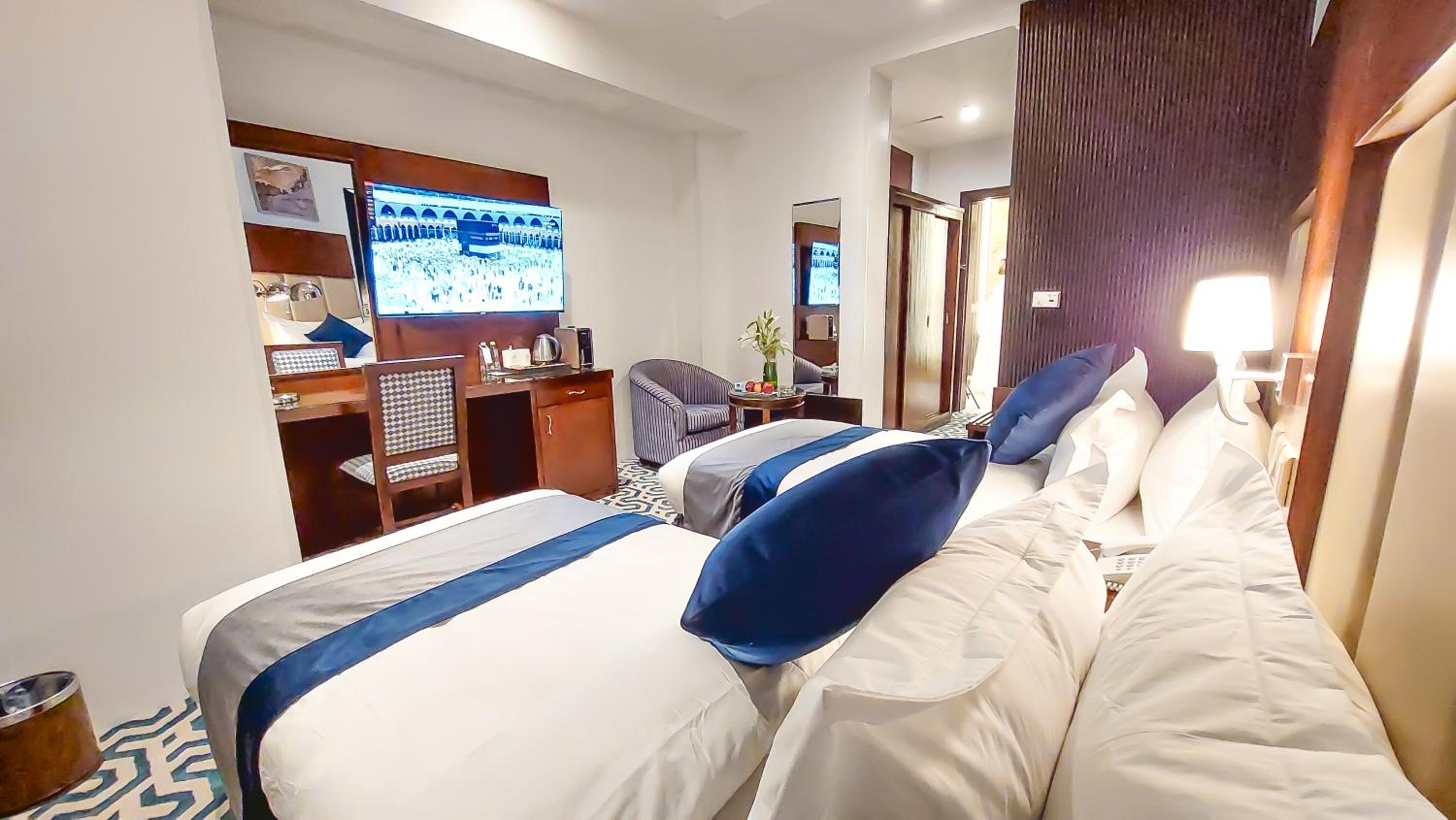 Small Twin Room thumbnail 6
