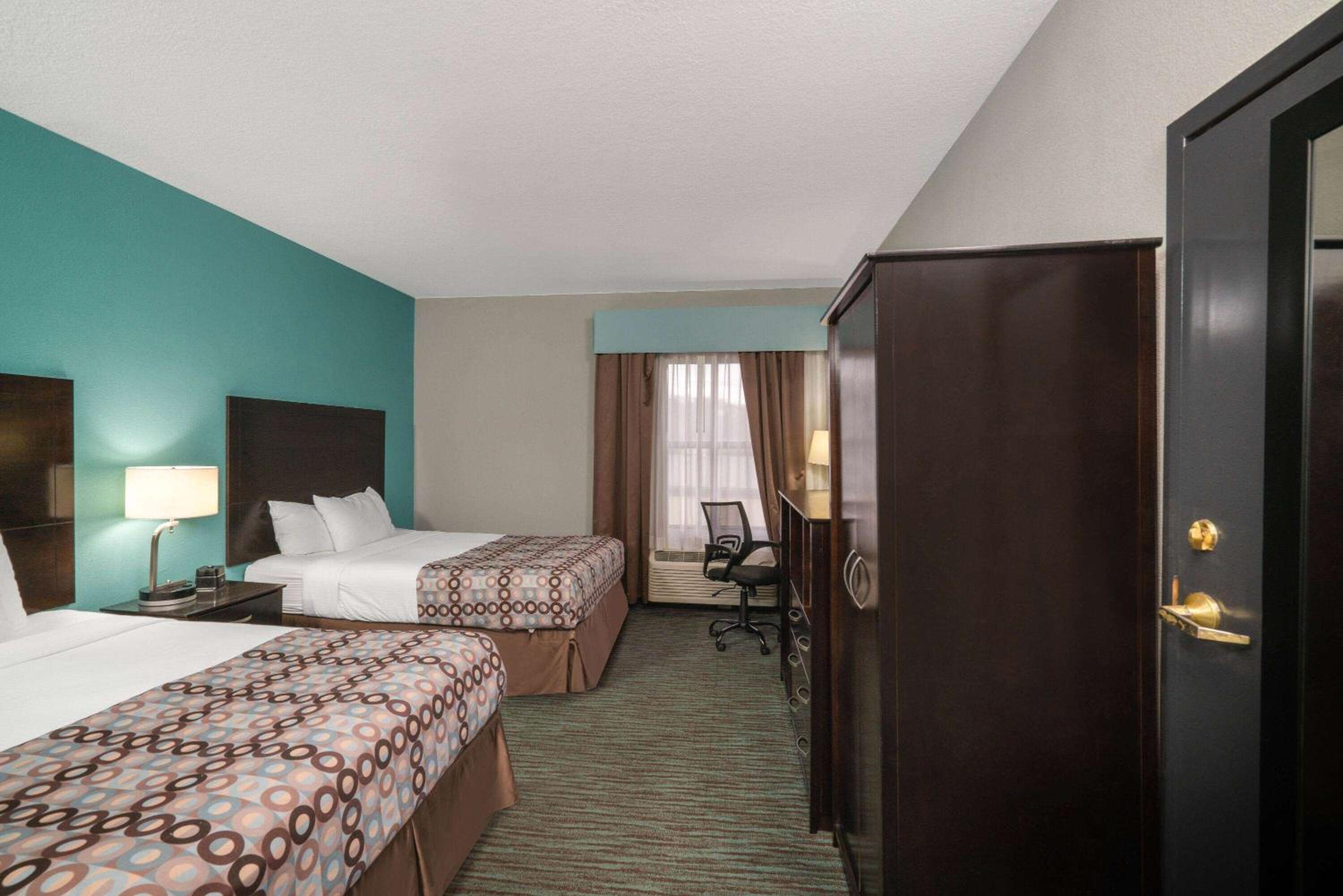 Family Suite with Two Queen Beds - Non-Smoking - Photo 2