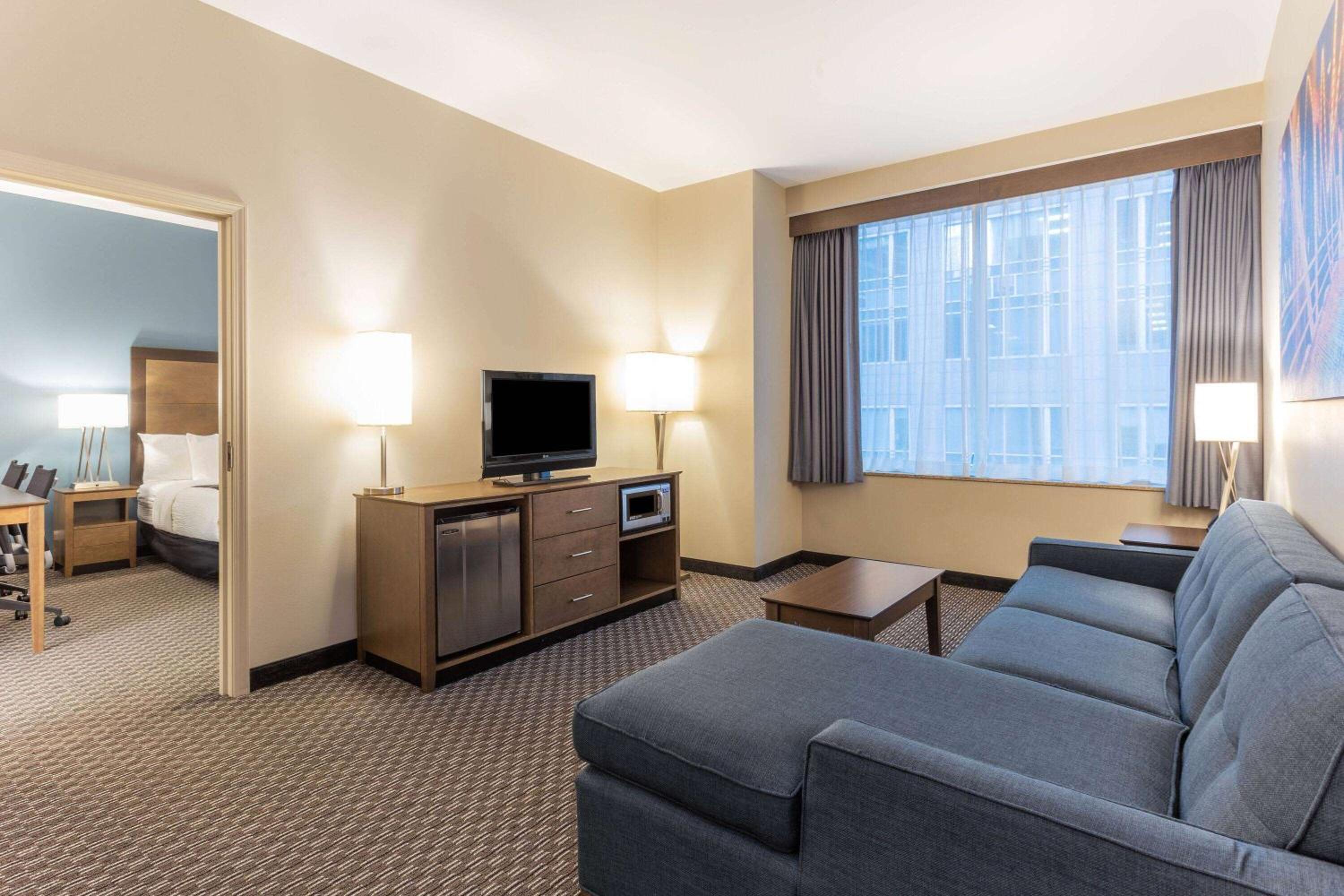 One-Bedroom Suite with One King Bed and Sofa Bed - Non-Smoking - Photo 5