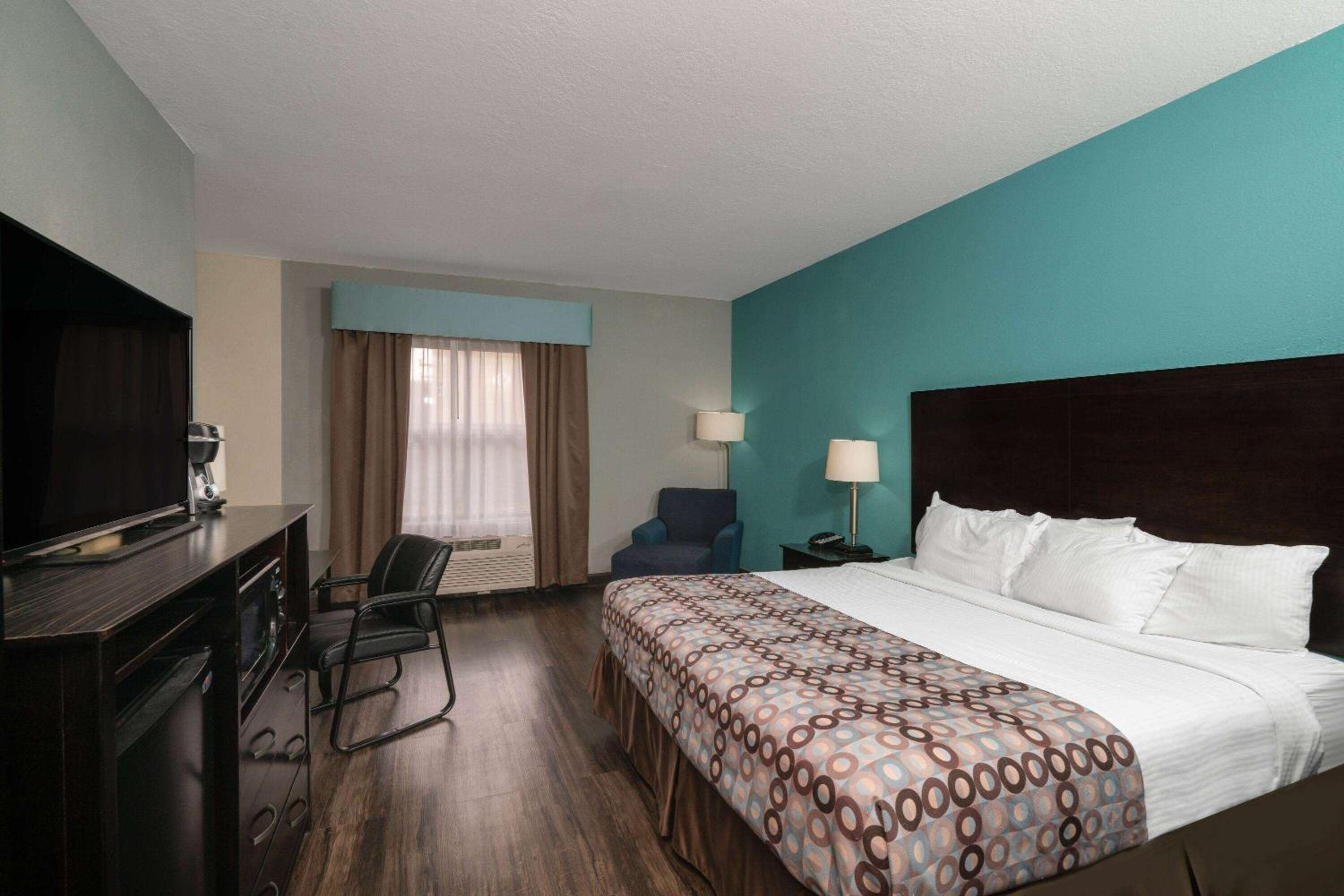King Suite - Non-Smoking - Photo 2