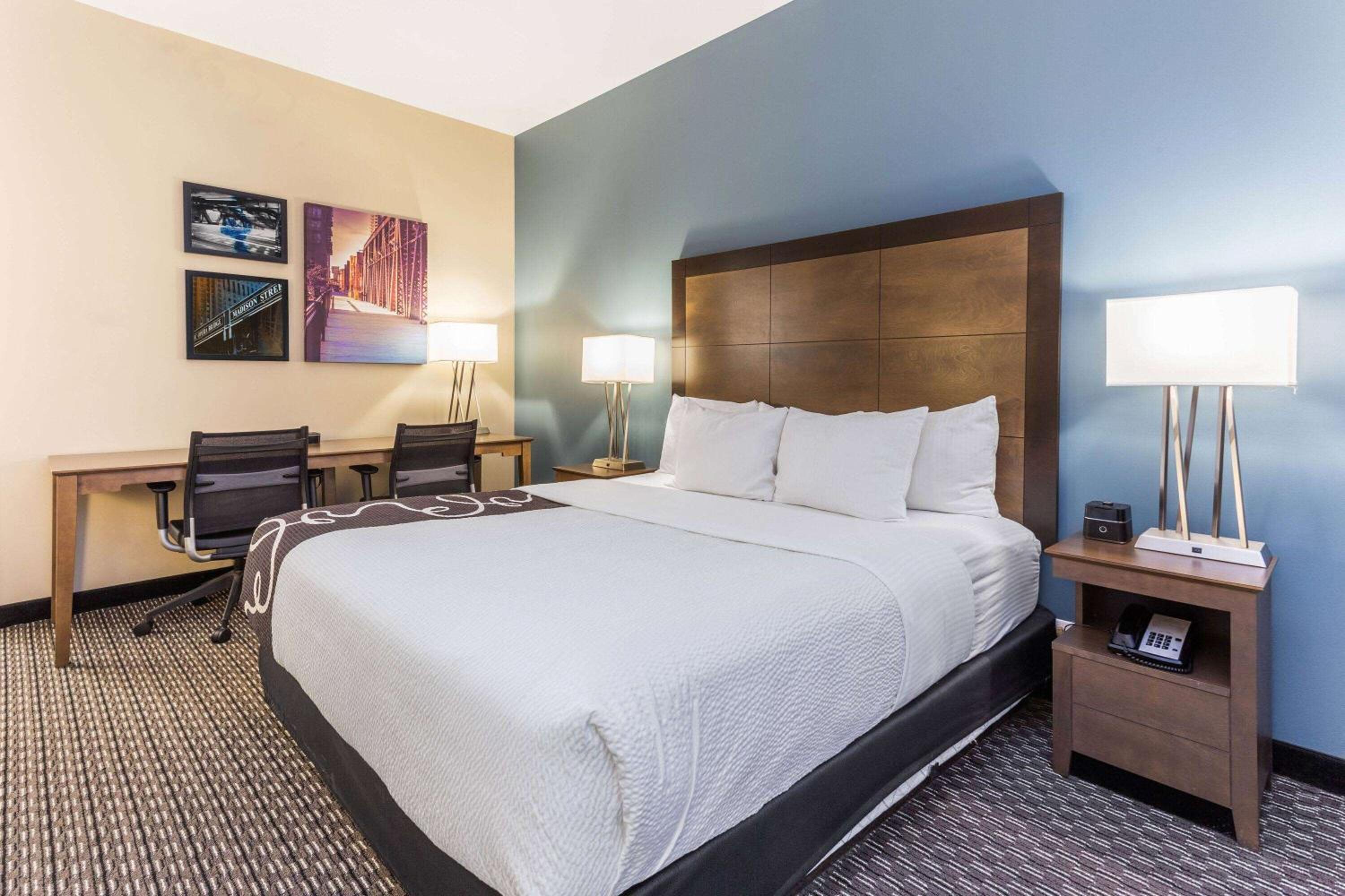 One-Bedroom Suite with One King Bed and Sofa Bed - Non-Smoking - Photo 4