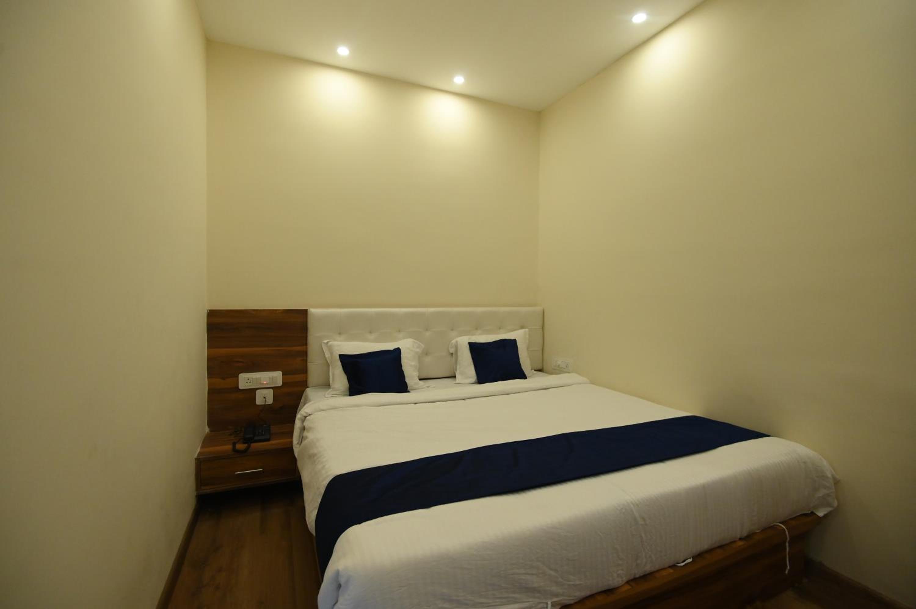 Deluxe Room - Photo 3
